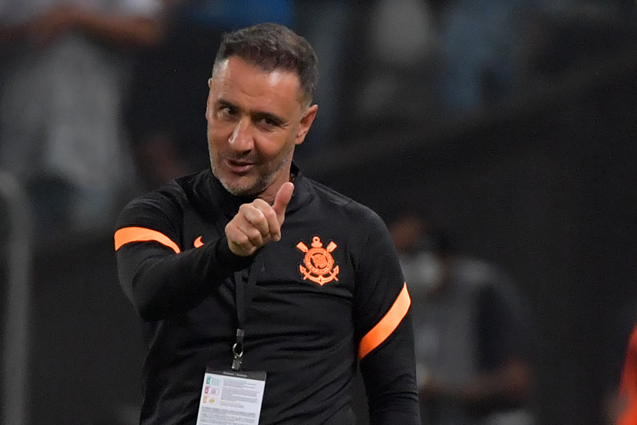 ‘Timão’ de Vitor Pereira bate Fortaleza e é líder no Brasil