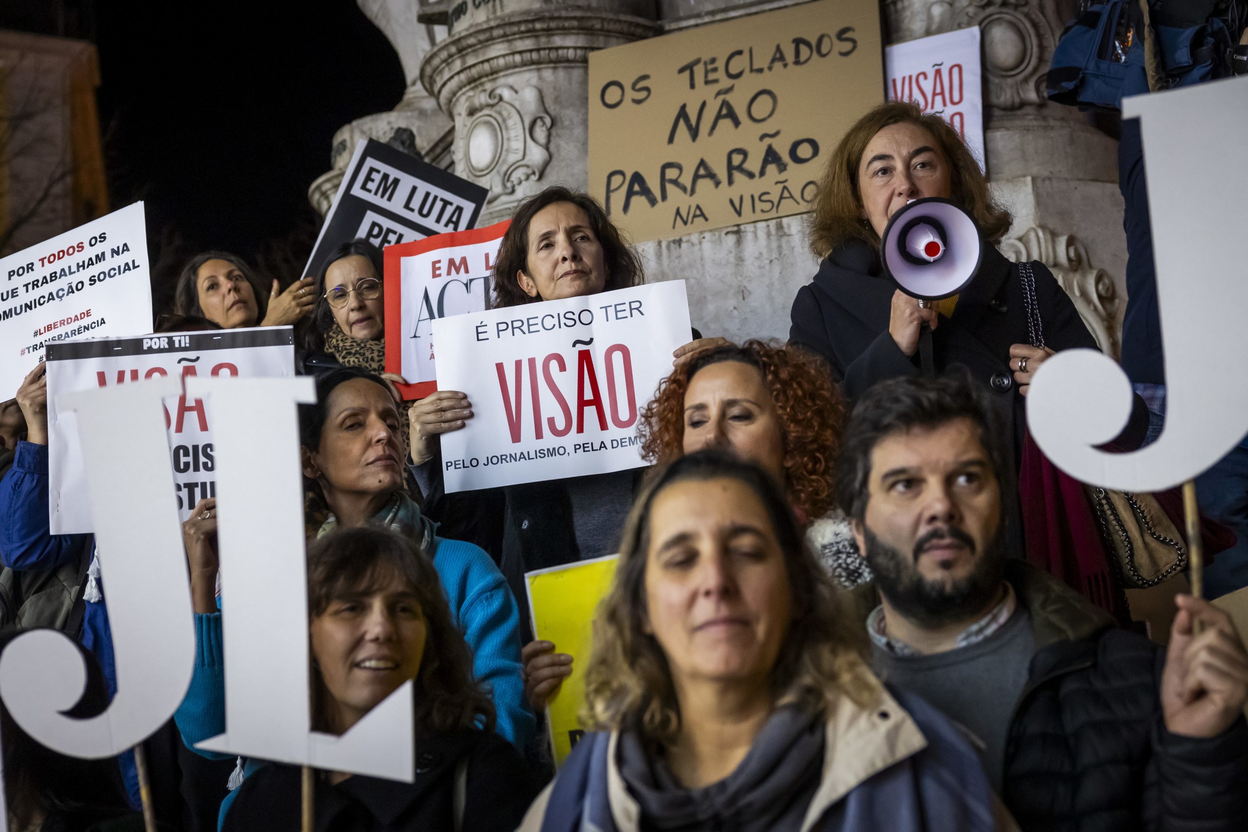 Trabalhadores do grupo da Visão protestam em Lisboa em defesa dos postos de trabalho