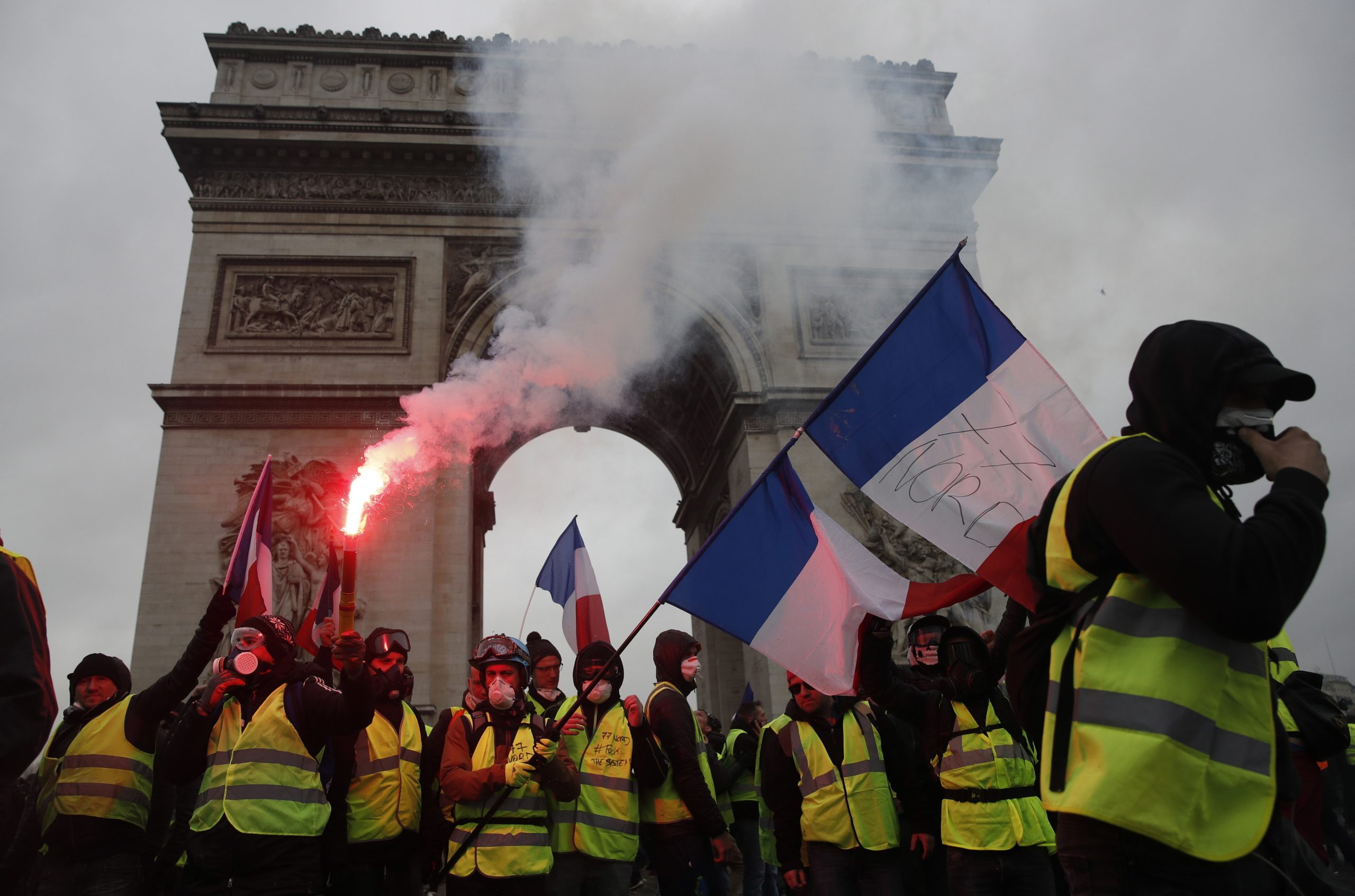 França: Governo diz que há “coletes amarelos” que querem o caos no país