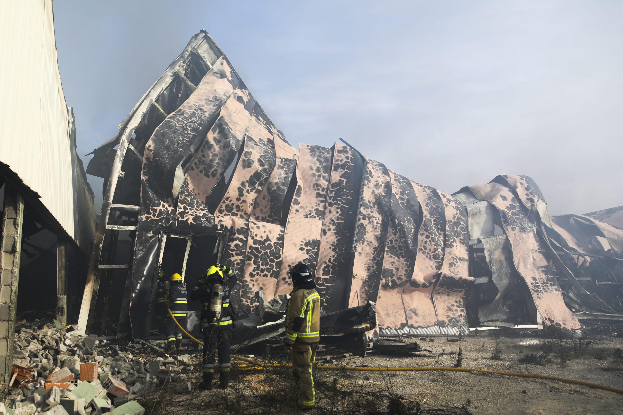As imagens do incêndio que destruiu armazém de produtos chineses em Santarém