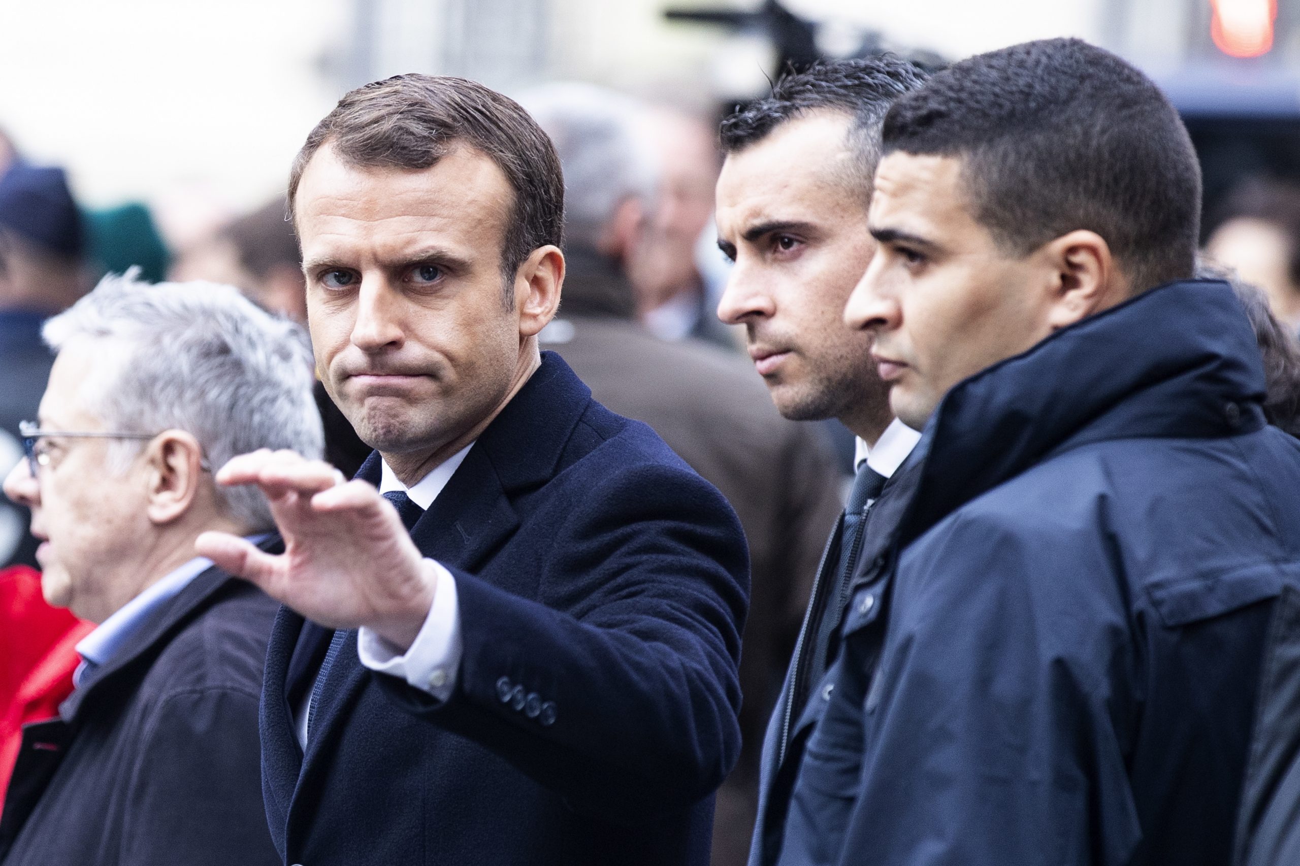 Macron dá mais um passo para acalmar protestos e anula taxa sobre combustíveis