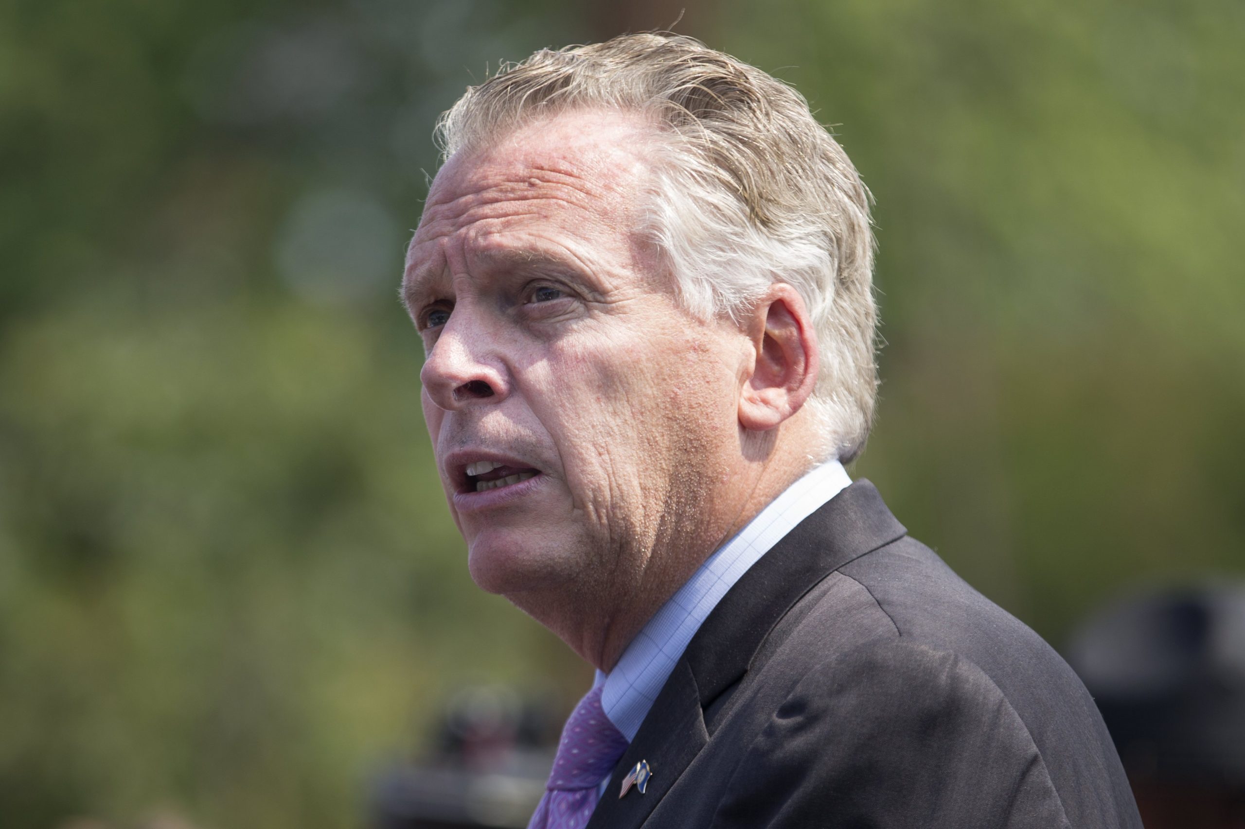 Governador da Virginia declara estado de emergência após protesto nacionalista em Charlottesville, EUA