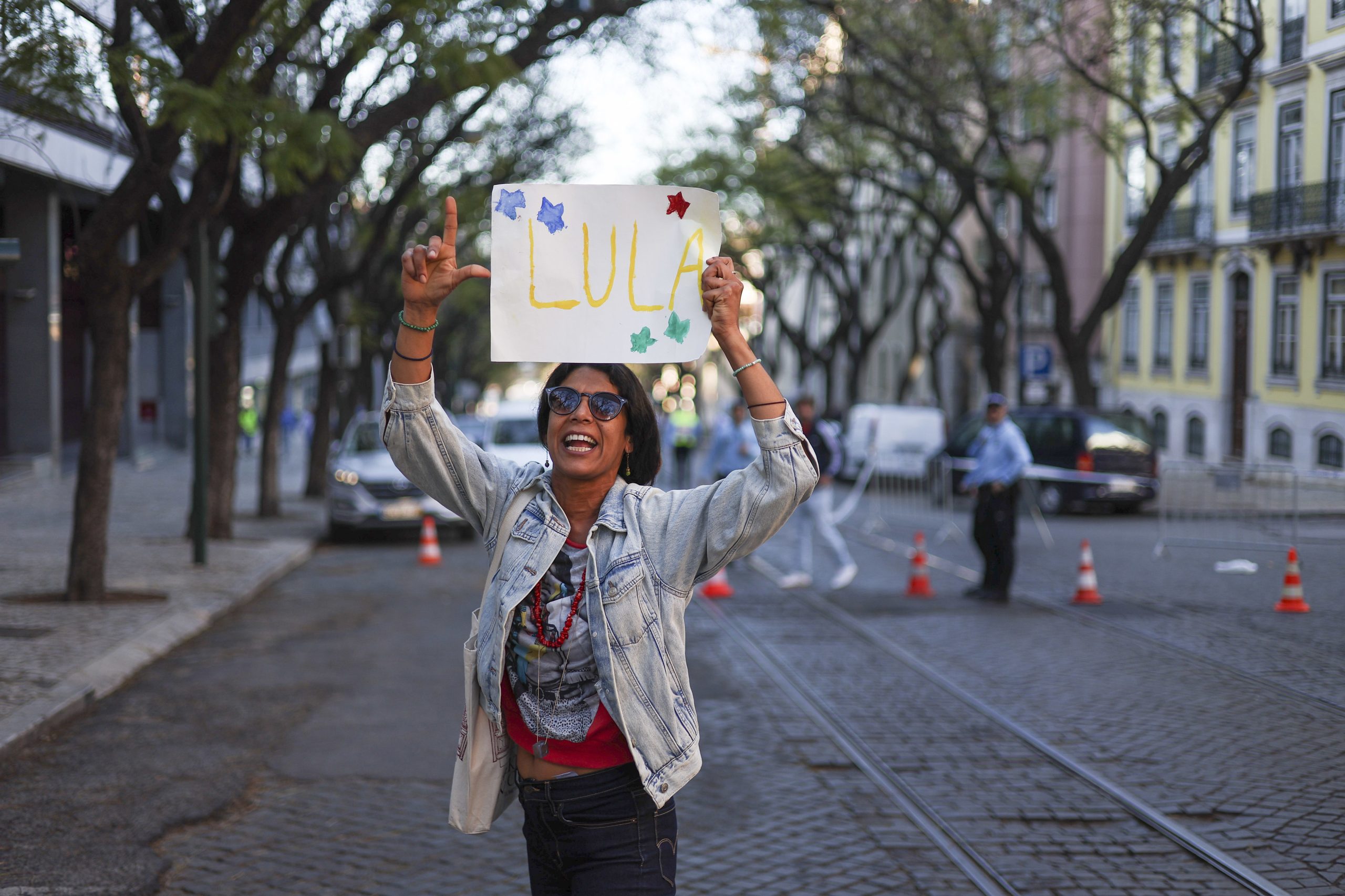 Manifestações de apoio e contra Lula da Silva marcam manhã das comemorações do 25 de abril