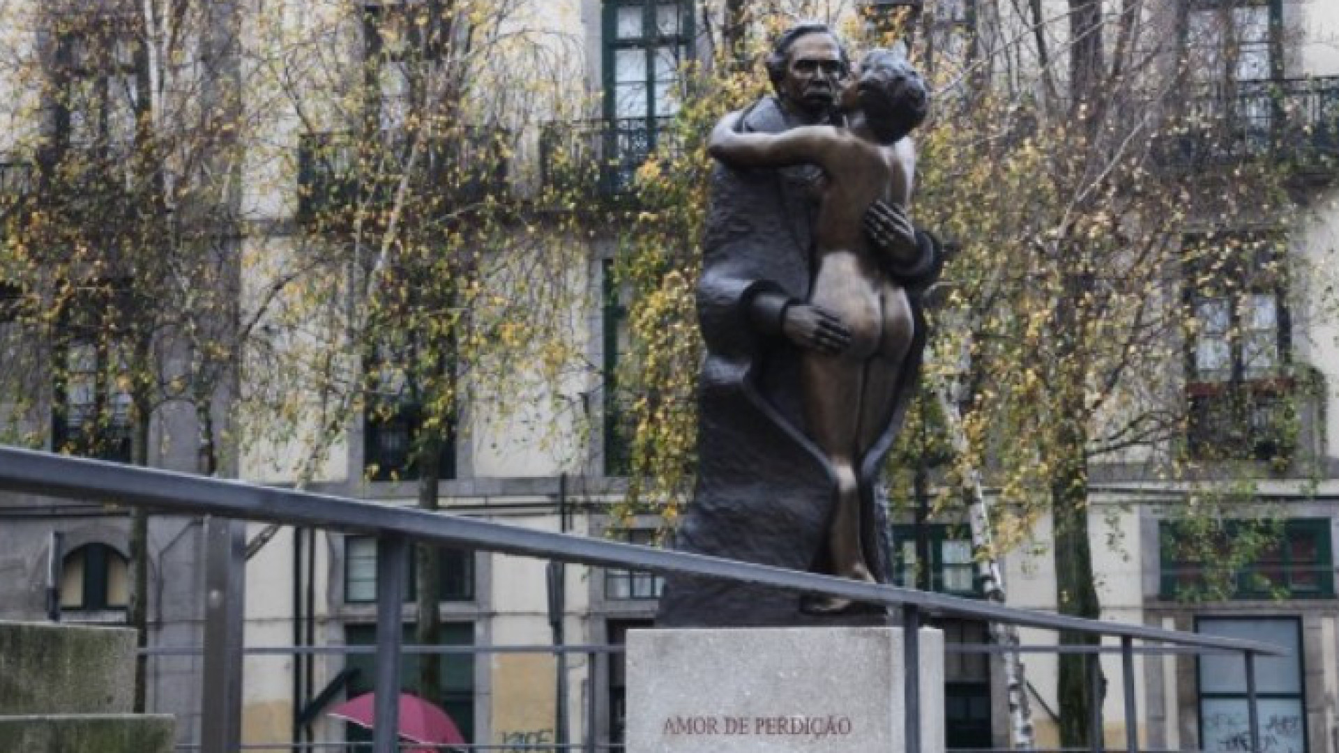 Uma estátua pornográfica? O que levou a Câmara do Porto a mandar retirar a estátua de Camilo Castelo Branco