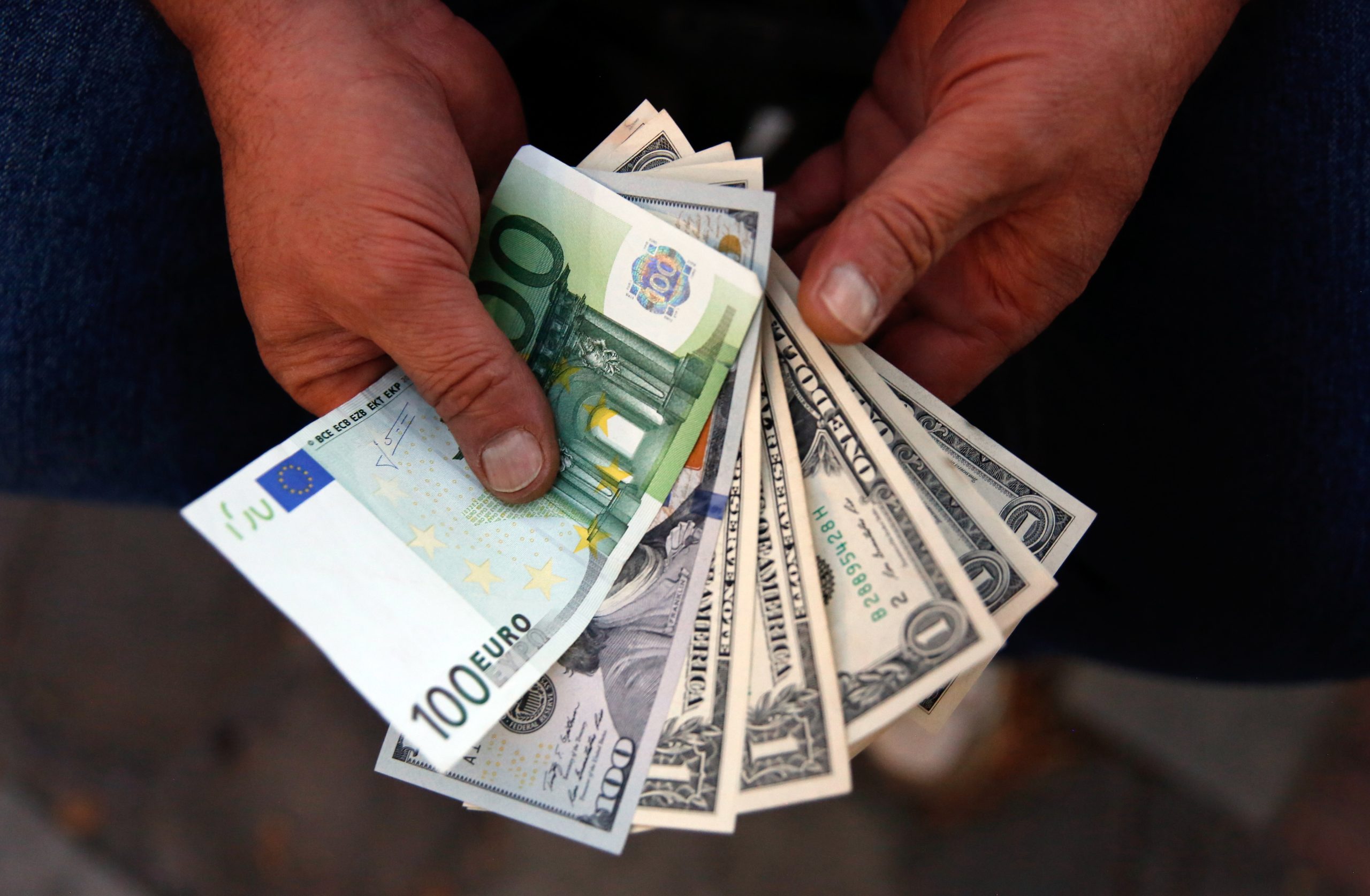 Euro volta a cair face ao dólar e atinge mínimo desde março
