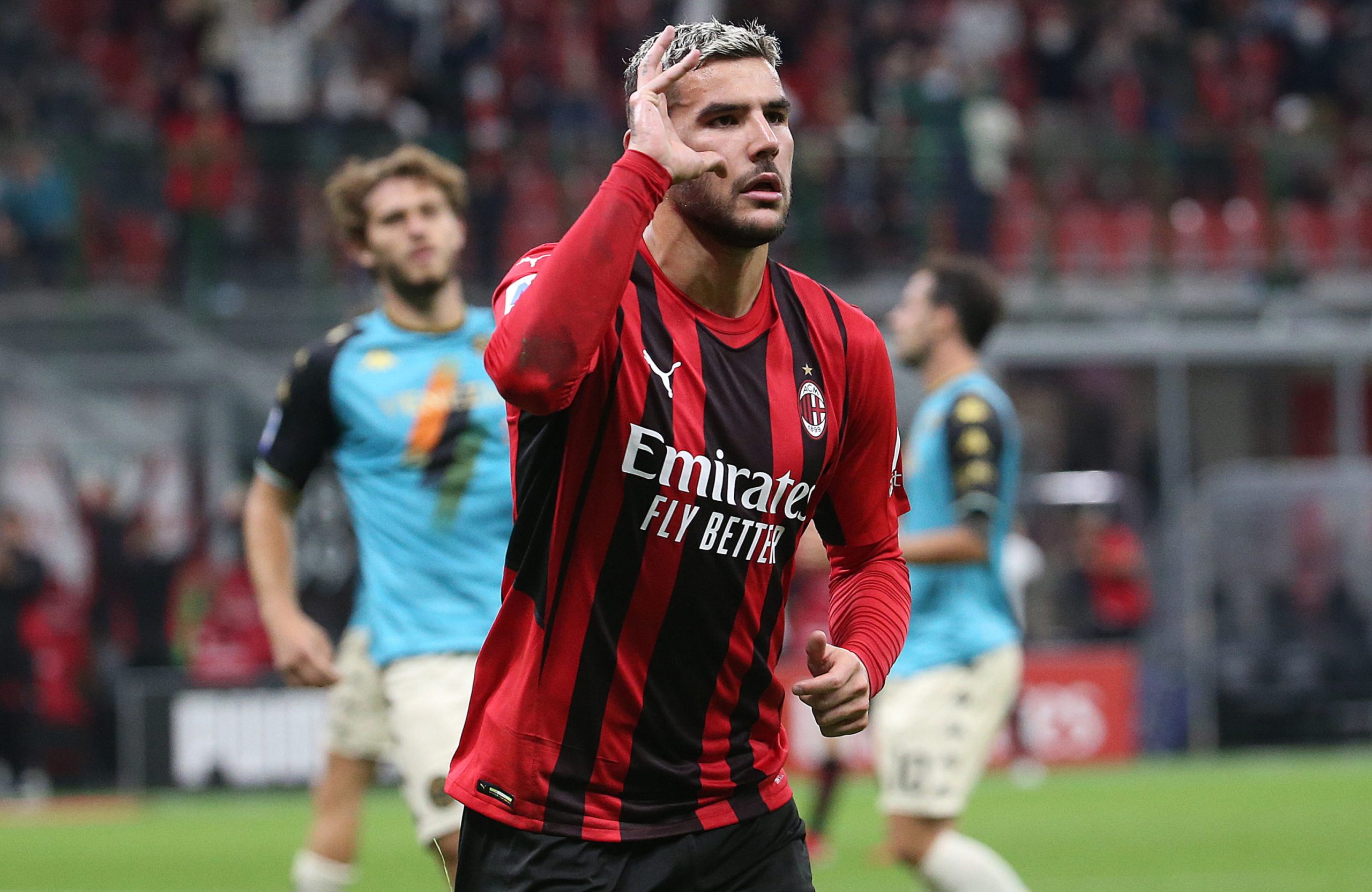 AC Milan vence Veneza e ‘cola-se’ ao rival Inter na liderança em Itália