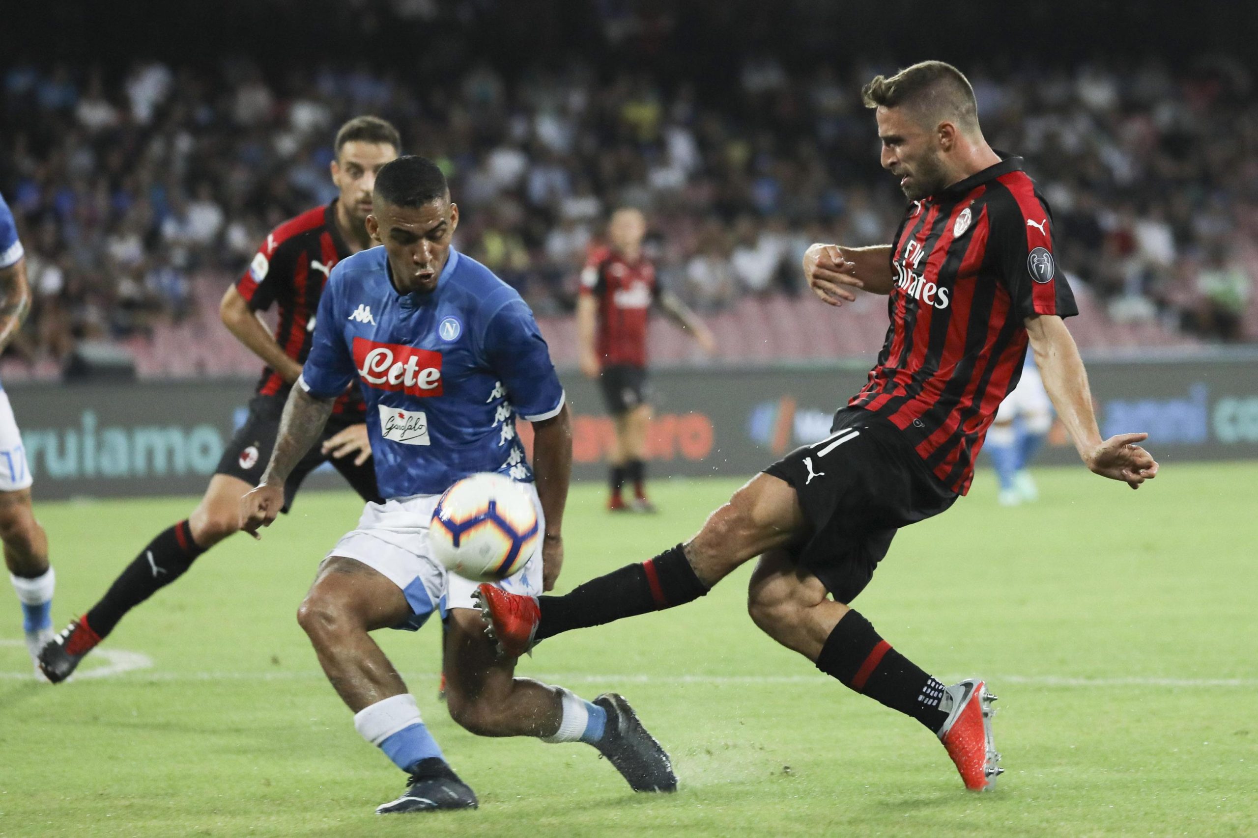 Nápoles iguala Juventus no topo com grande reviravolta sobre o AC Milan