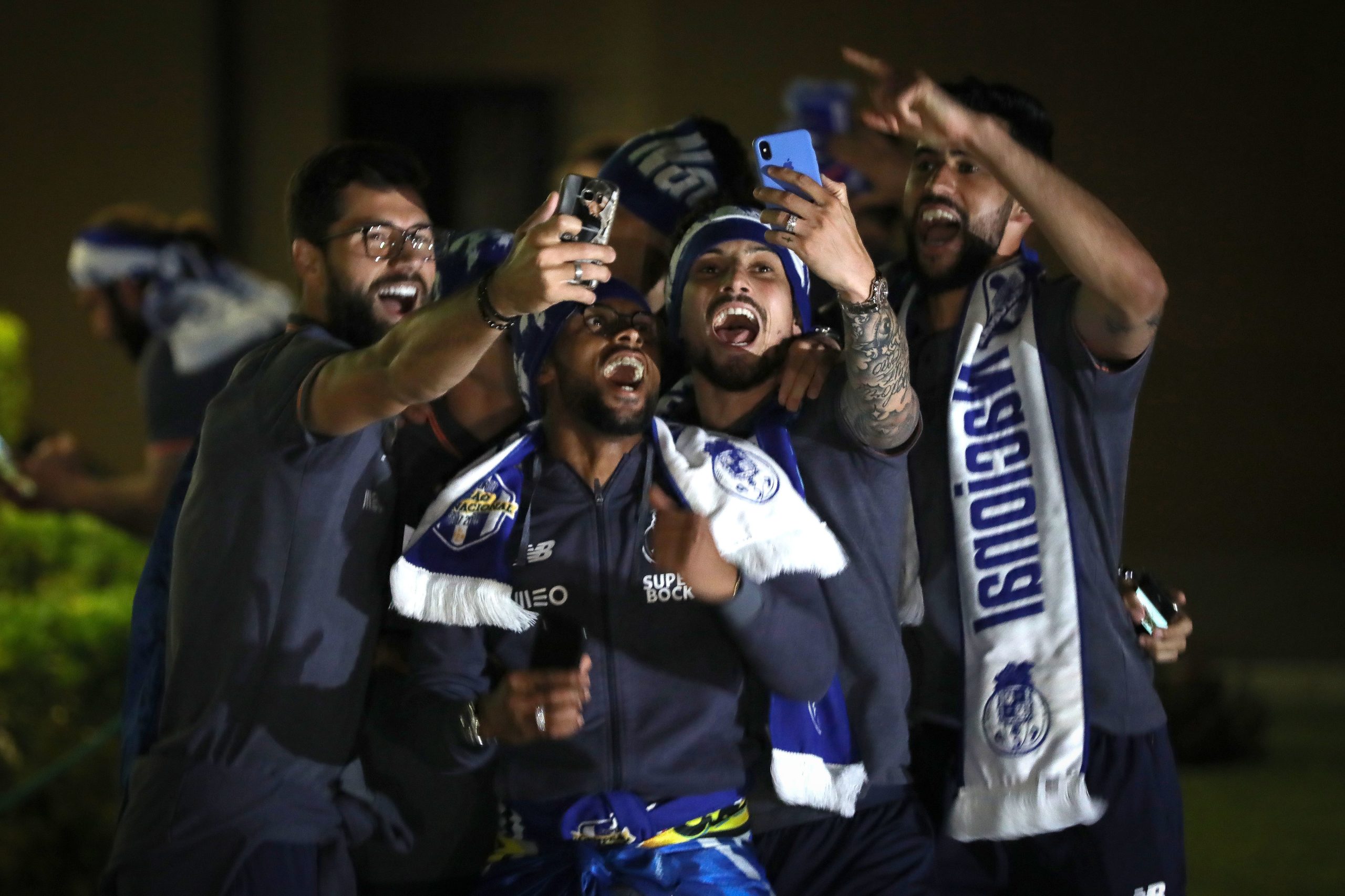 Azul e branco “dominou” Maputo na noite em que os `dragões´ se sagraram campeões