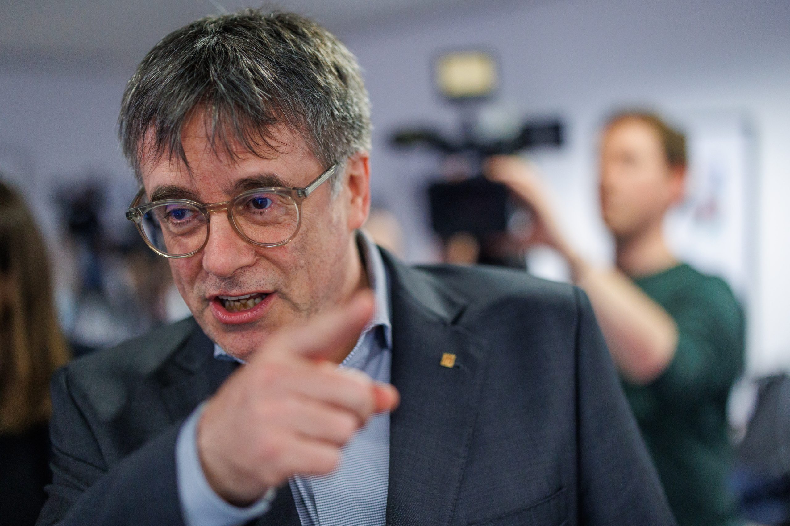 Acolhido por uma multidão em Barcelona, Puigdemont regressou hoje a Espanha e arrisca detenção