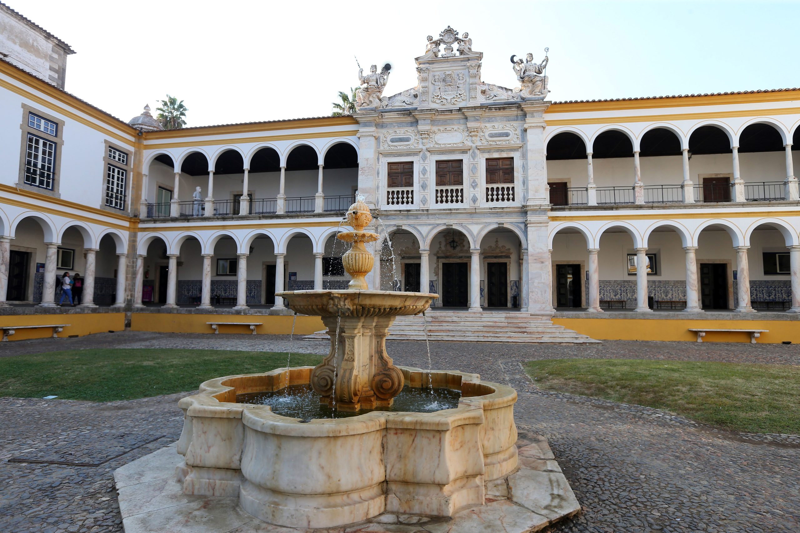 Universidade de Évora prepara plano de estudos e acreditação de curso de Medicina
