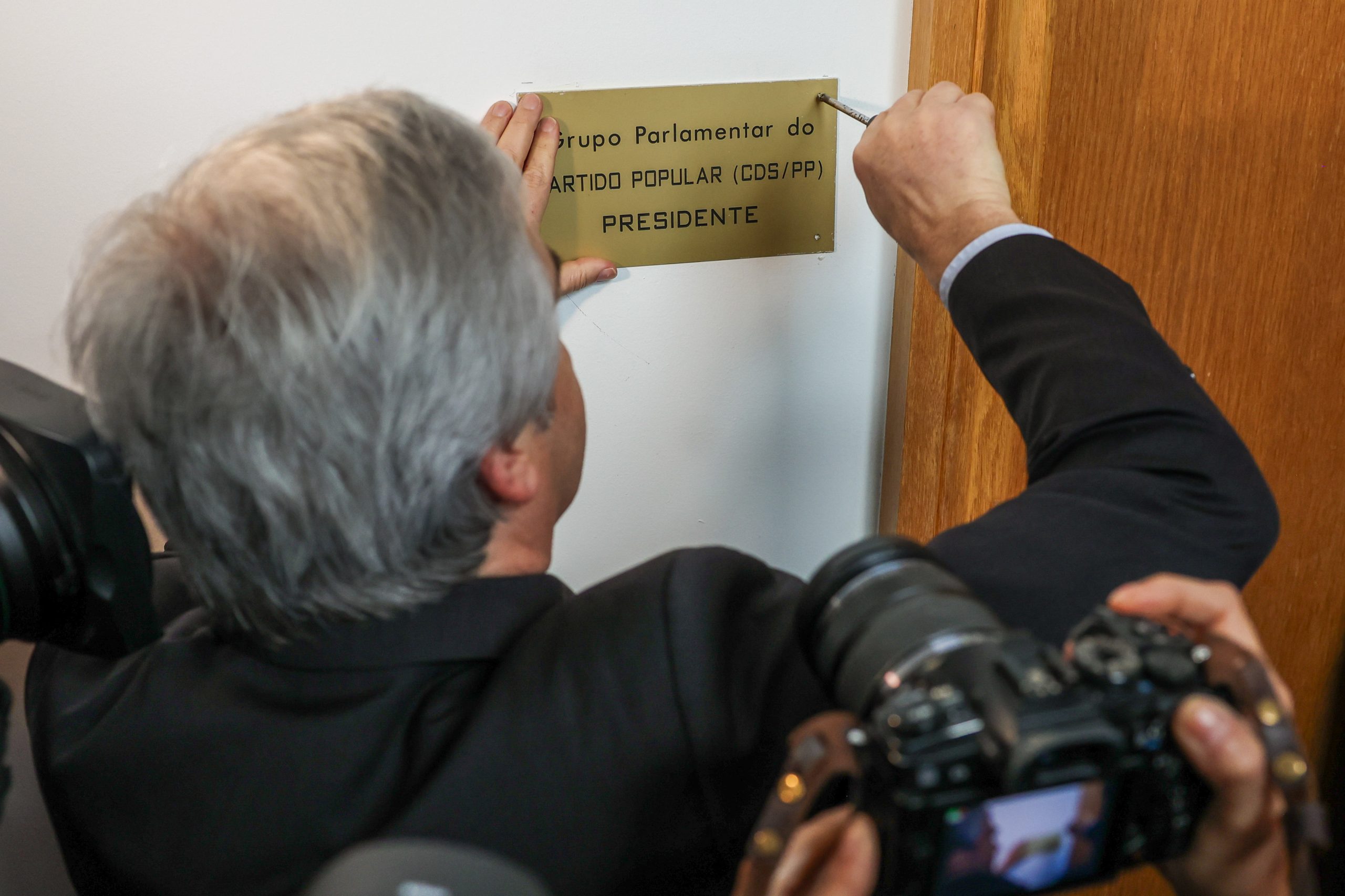 CDS assinala regresso à Assembleia da República com reposição da placa do Grupo Parlamentar