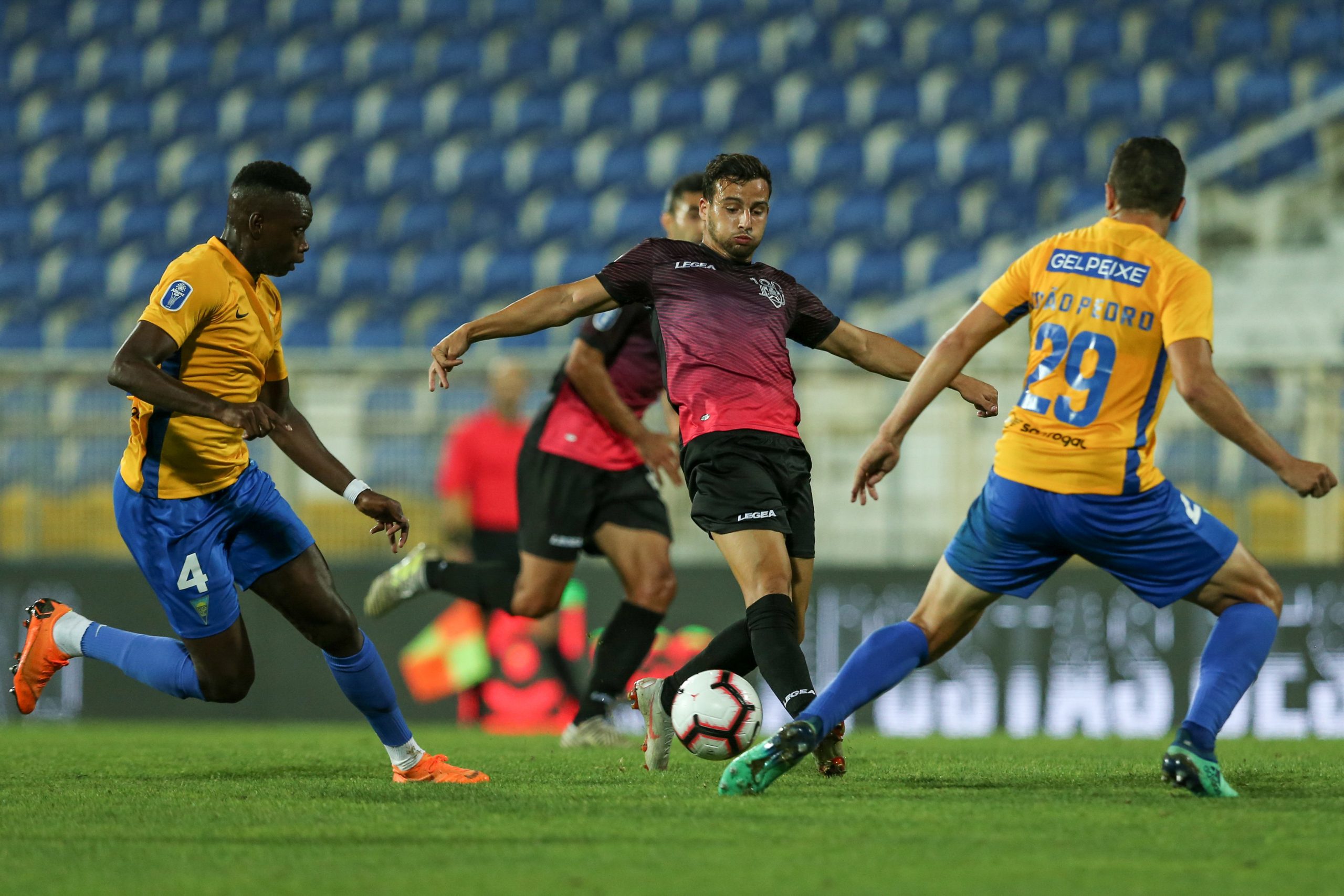 Taça da Liga: Centrais da ‘Feira’ oferecem vitória ao Feirense sobre o Estoril Praia