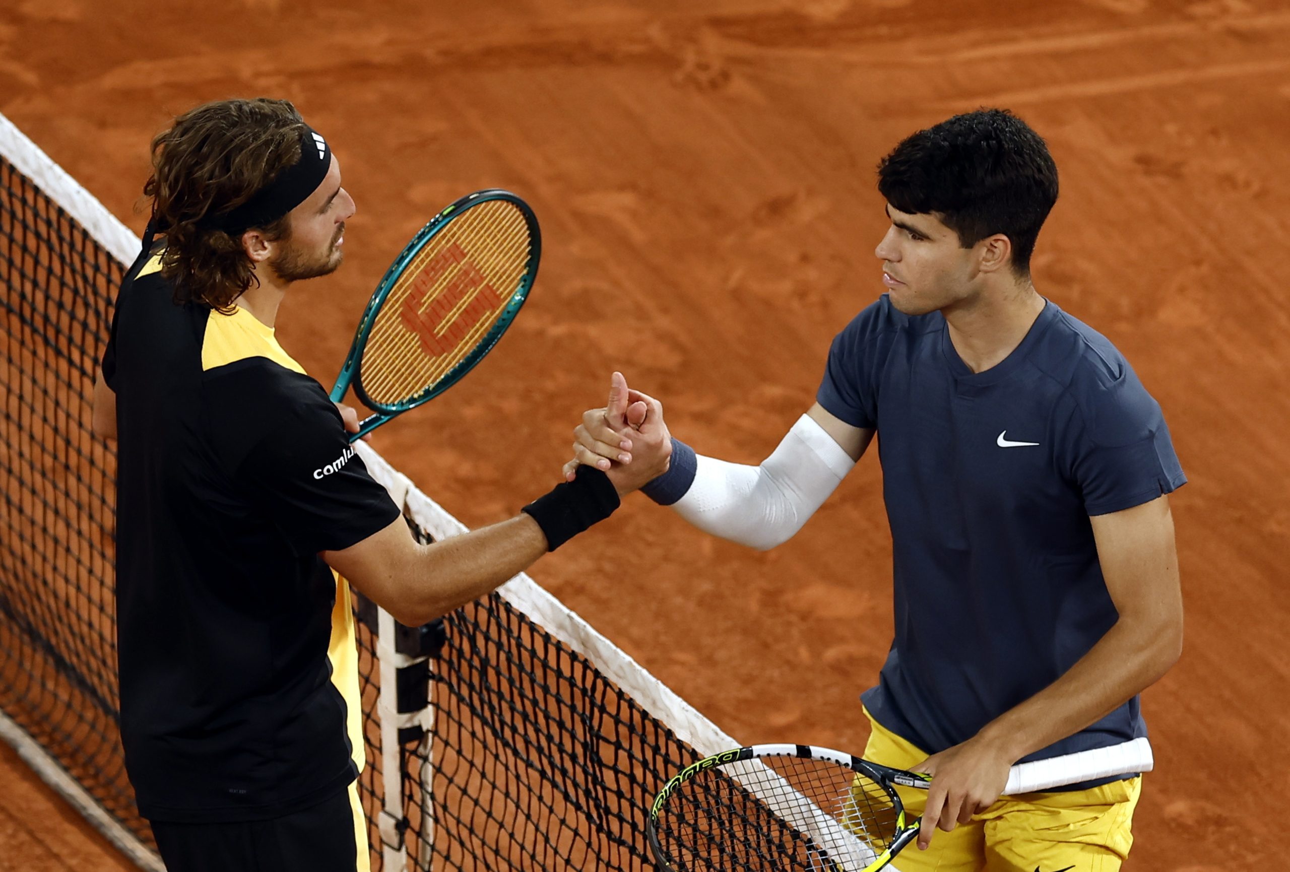 Alcaraz bate Tsitsipas e garante ‘meias’ em Paris
