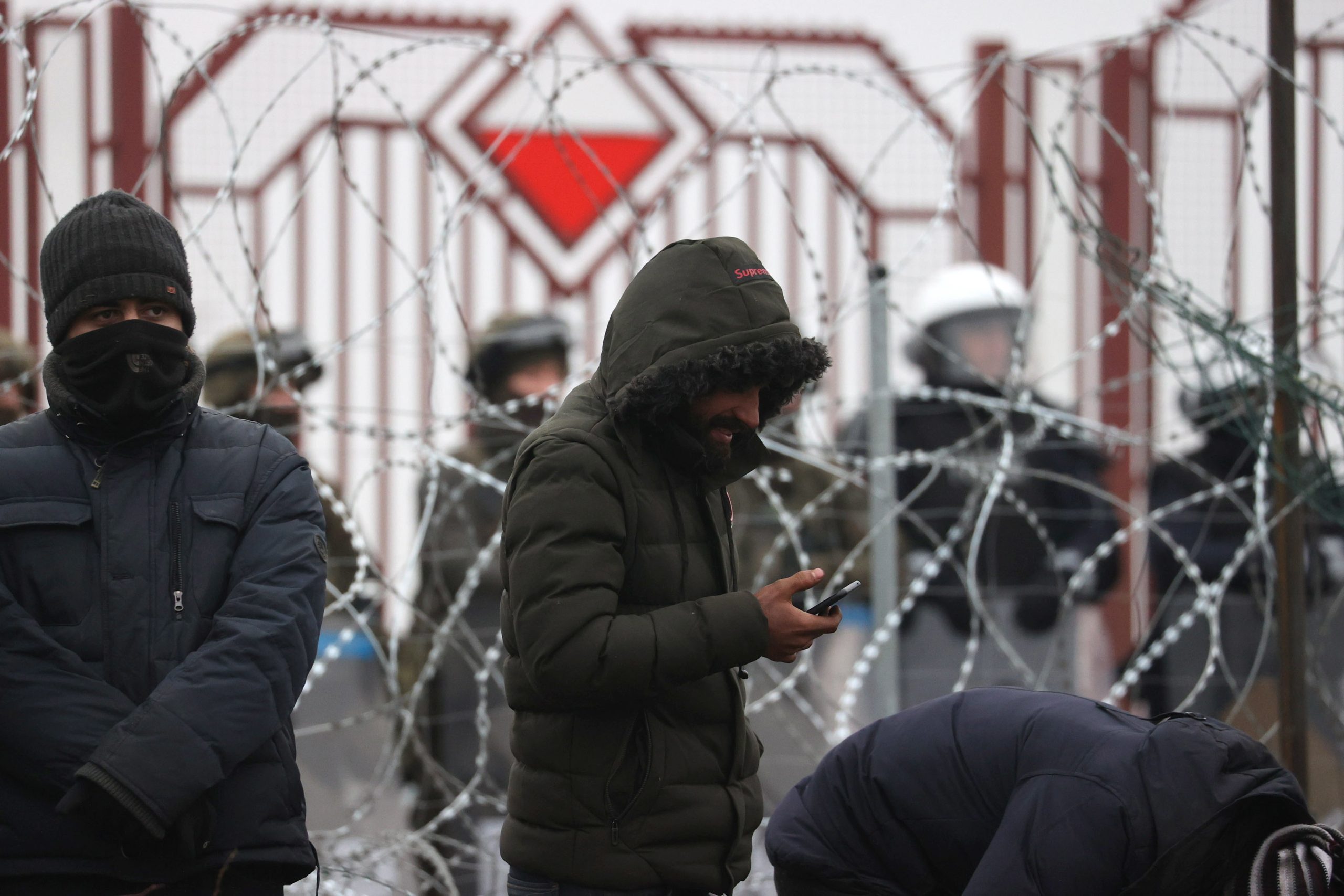 Uma centena de migrantes detidos pela Polónia junto à fronteira