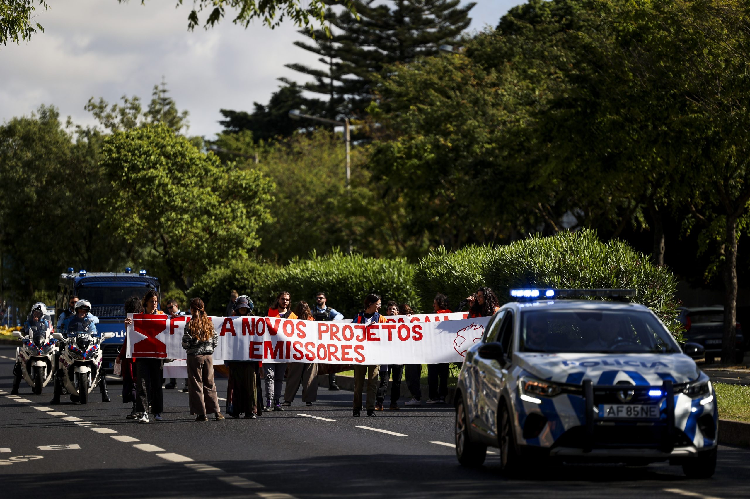 Ativistas do Climáximo provocam marcha lenta em Lisboa. PSP acompanha acção, que decorre sem incidentes