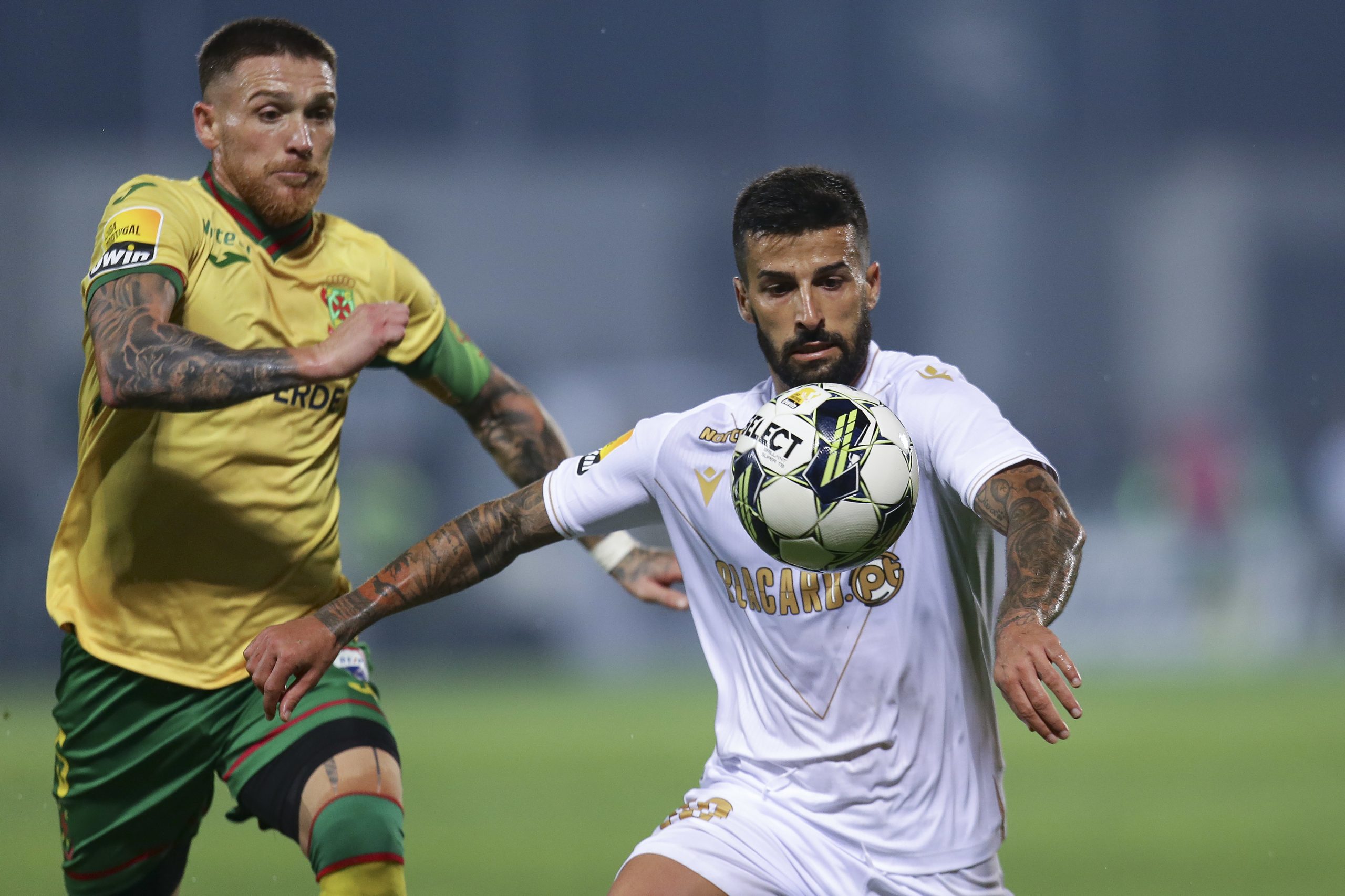 Vitória de Guimarães vence em Paços de Ferreira em jogo com três expulsões