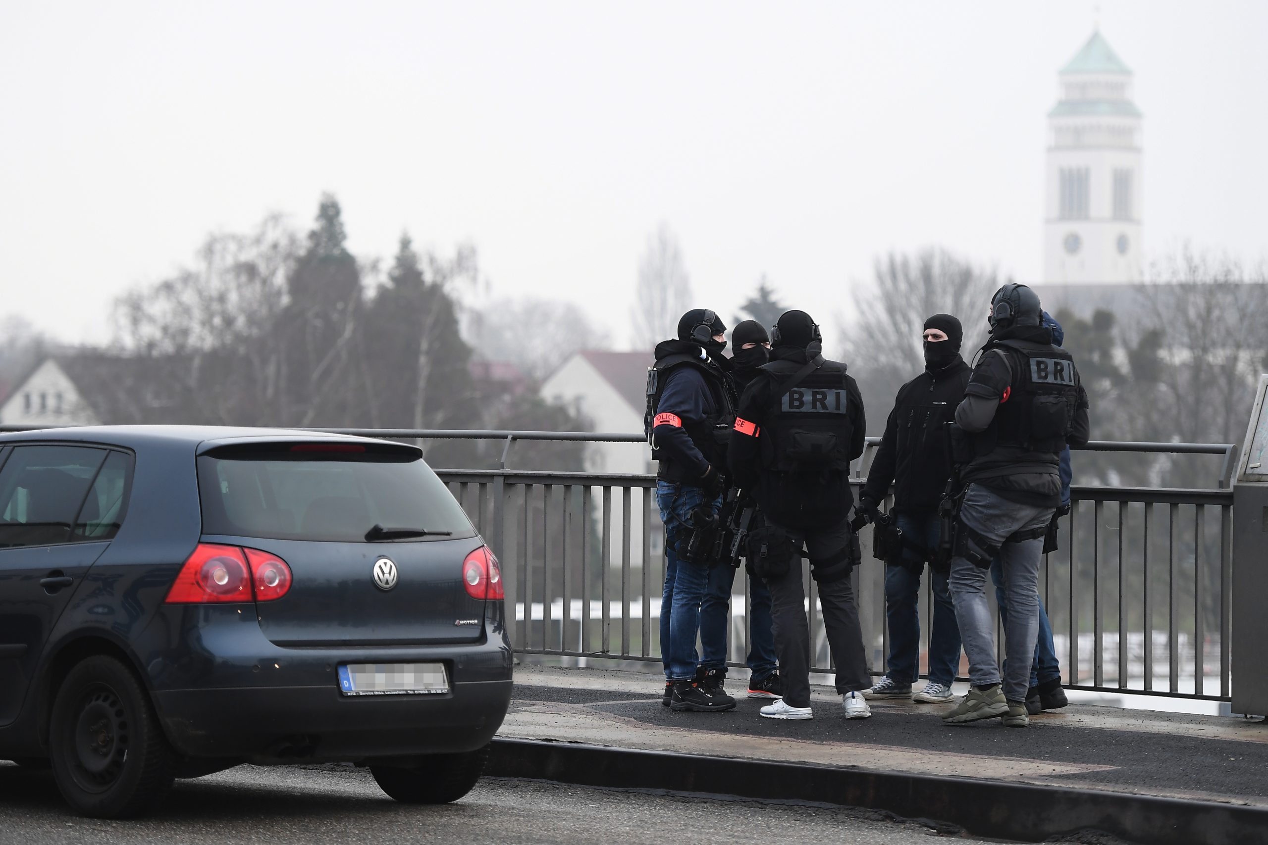Dois mortos, 14 feridos e atirador em fuga. O que se sabe sobre o ataque em Estrasburgo