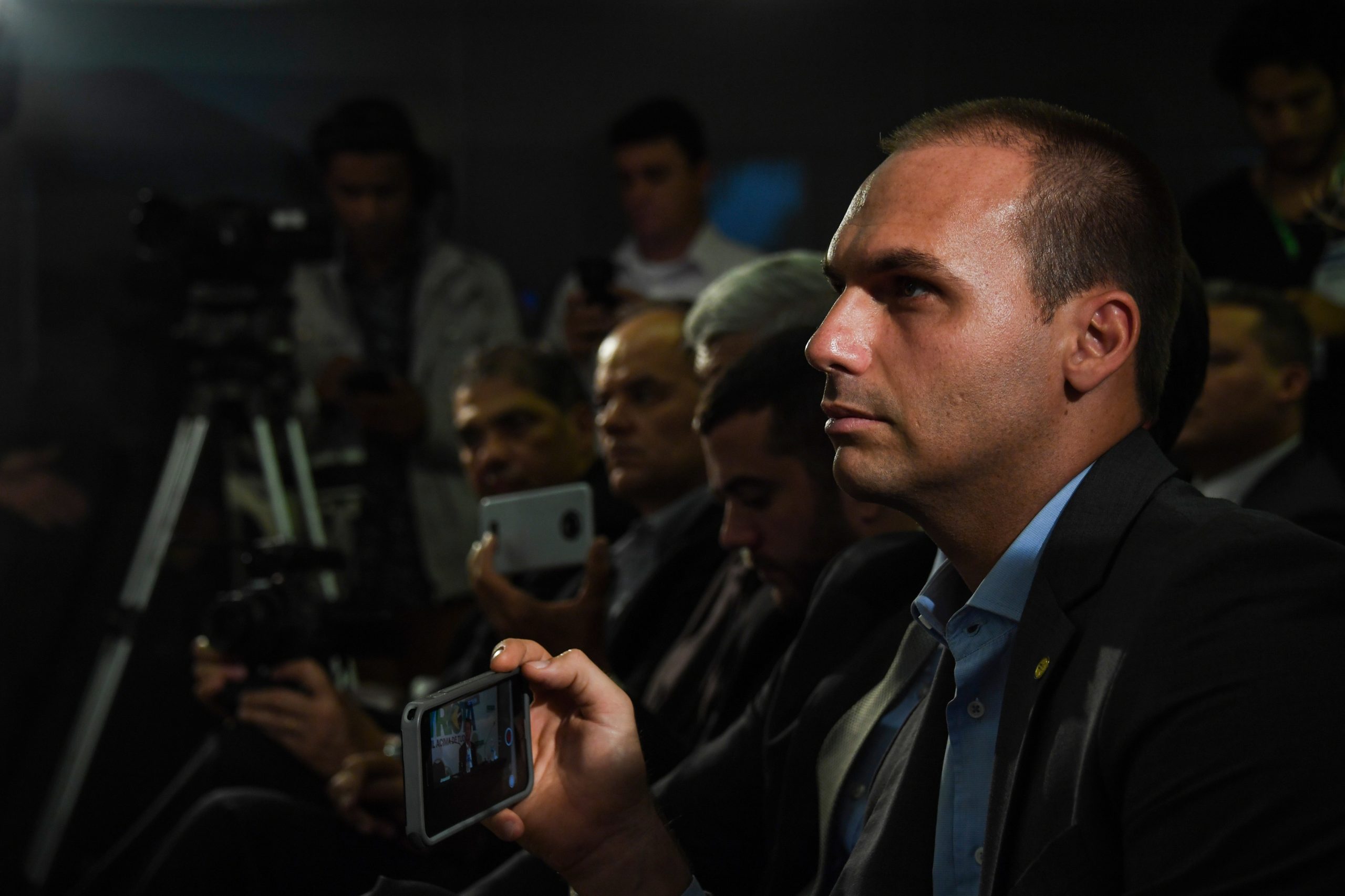 Brasil: Depósitos para ex-assessor de filho de Bolsonaro coincidiam com pagamento na Assembleia do Rio