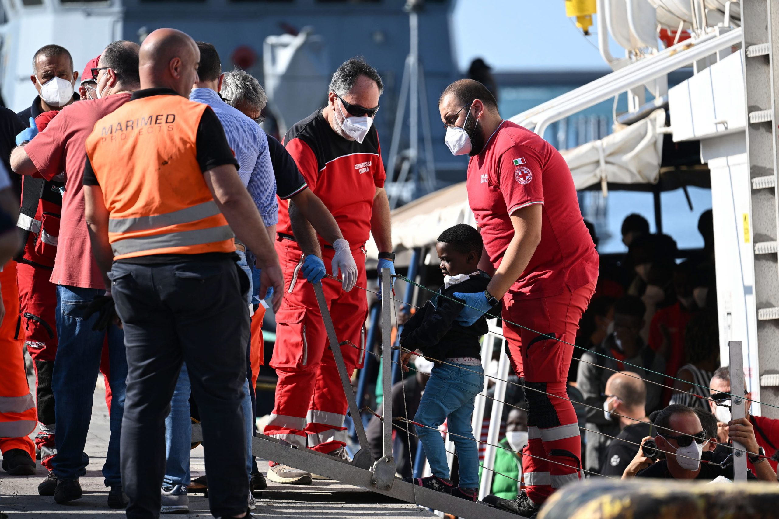 172 resgatados no Mediterrâneo desembarcam no porto italiano de Salerno
