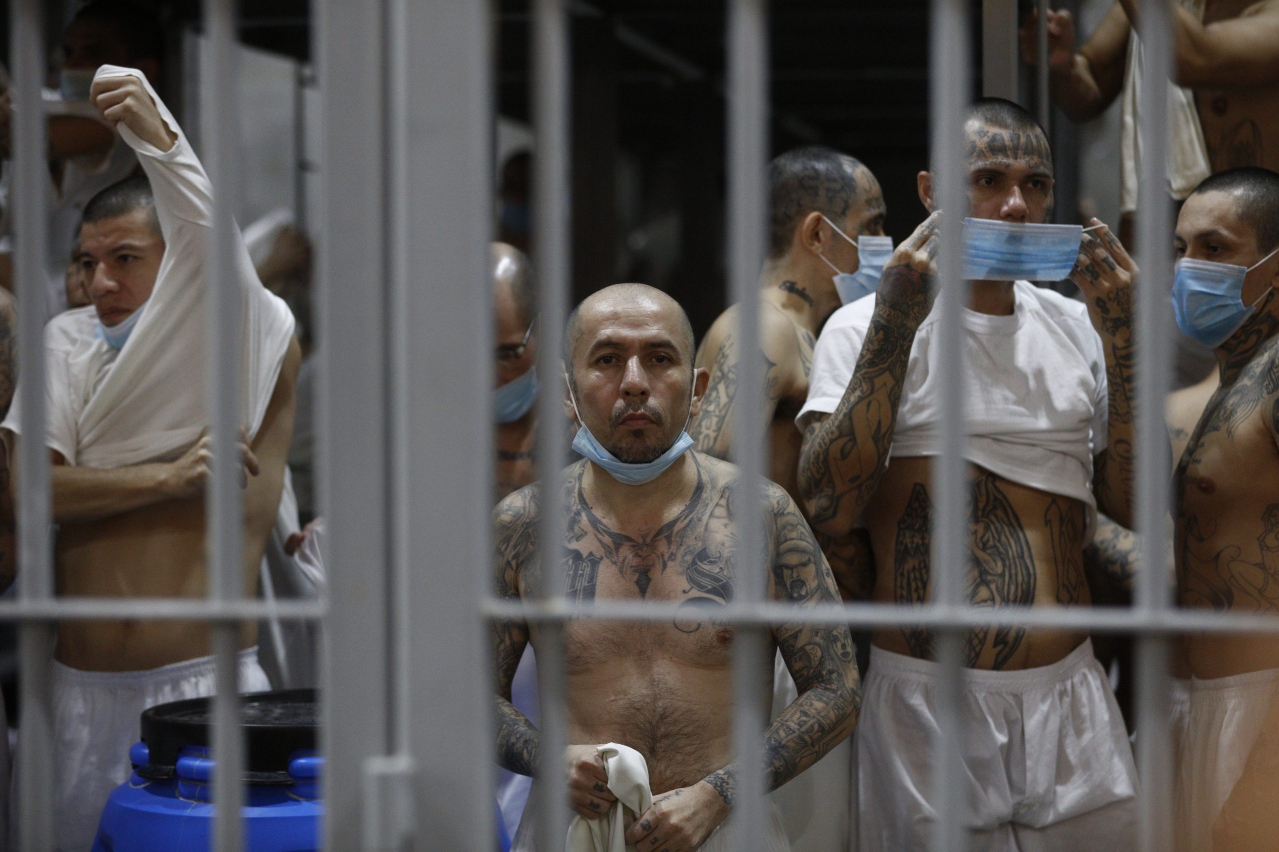 Trump contraria decisão do Supremo Tribunal e tenta enviar mais venezuelanos para prisão em El Salvador