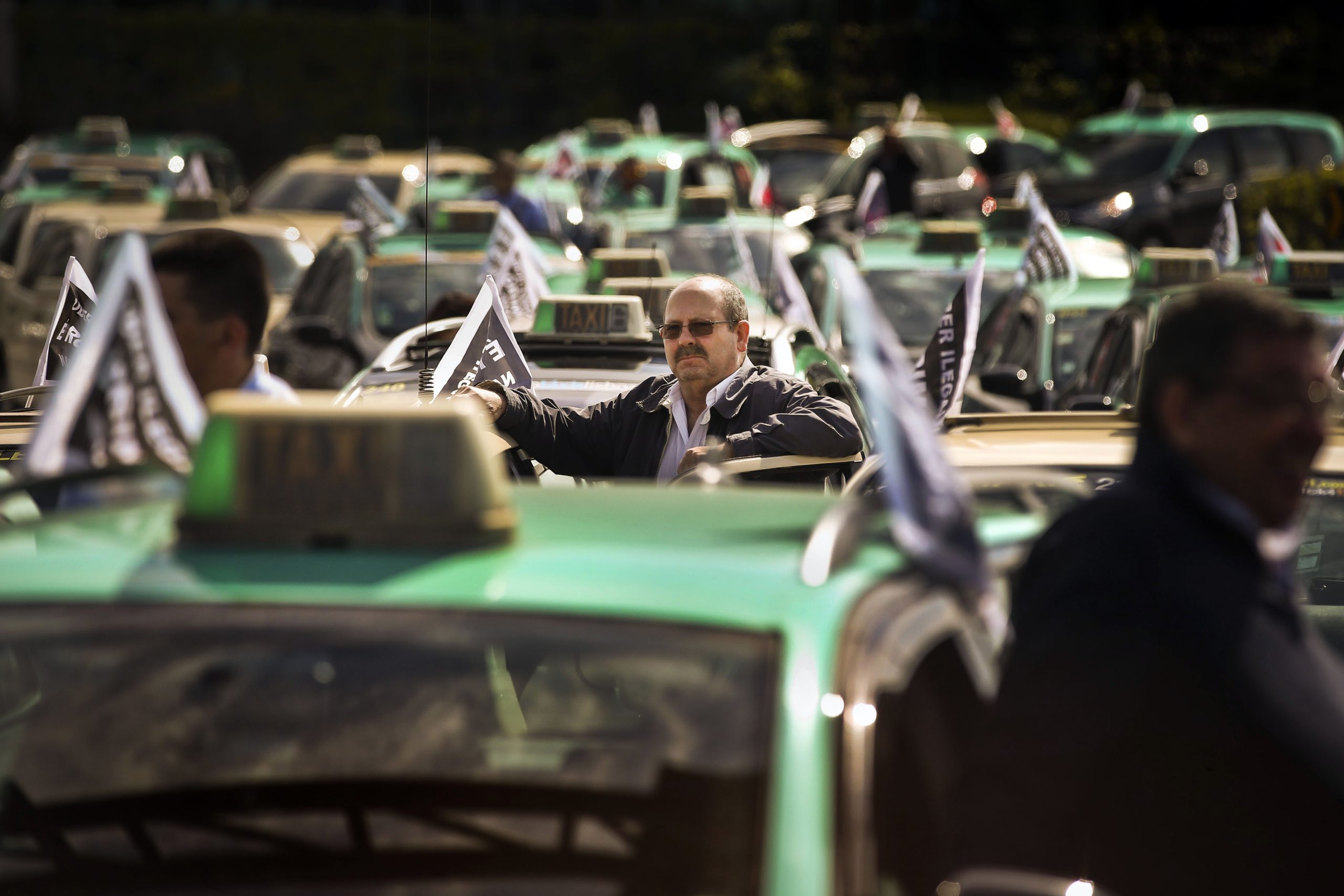 Taxistas exigem hoje nas ruas resposta do Governo sobre novas plataformas