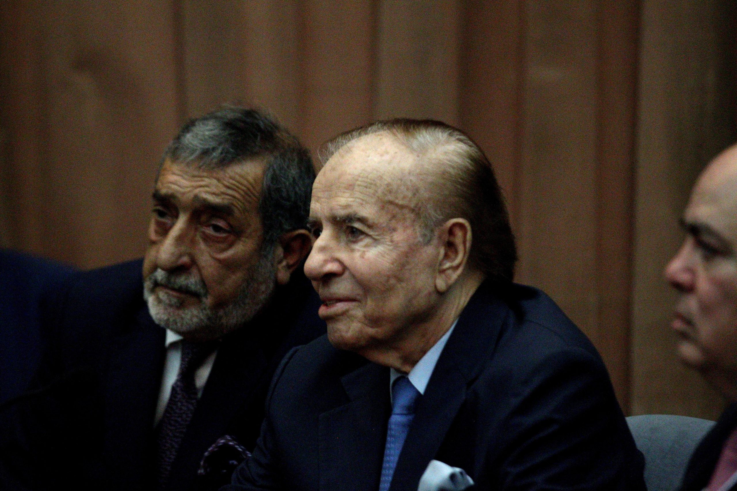 Antigo presidente argentino Carlos Menem em coma induzido após insuficiência renal