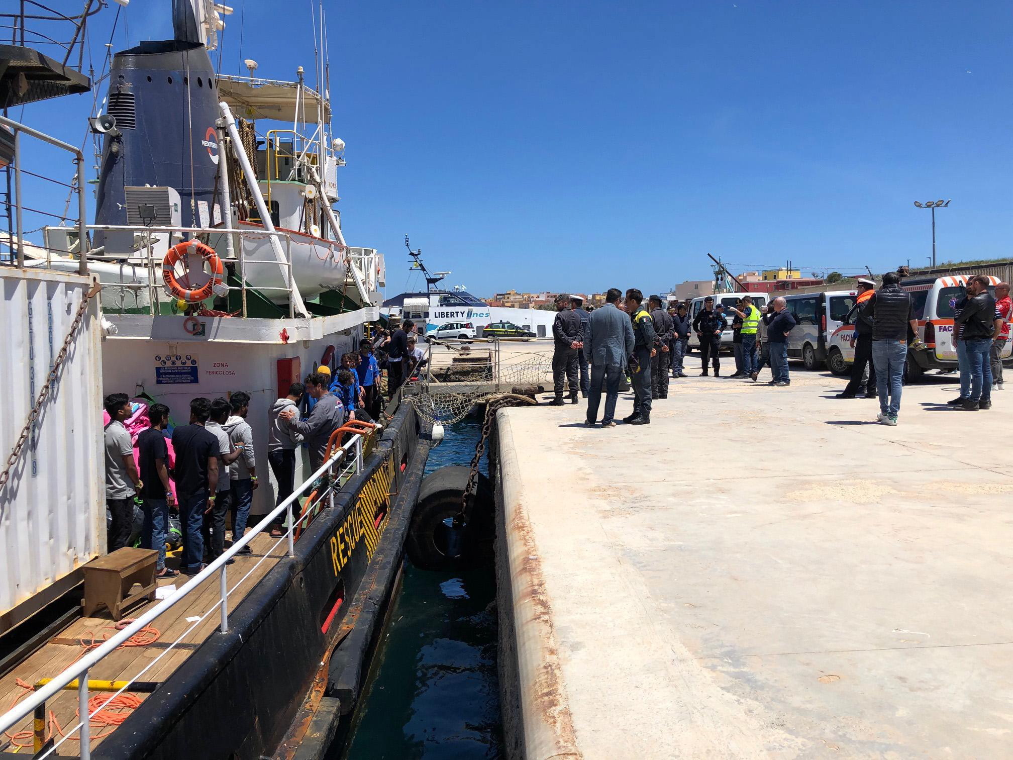Salvini autoriza desembarque de mulheres, crianças e doentes do “Mare Jonio”