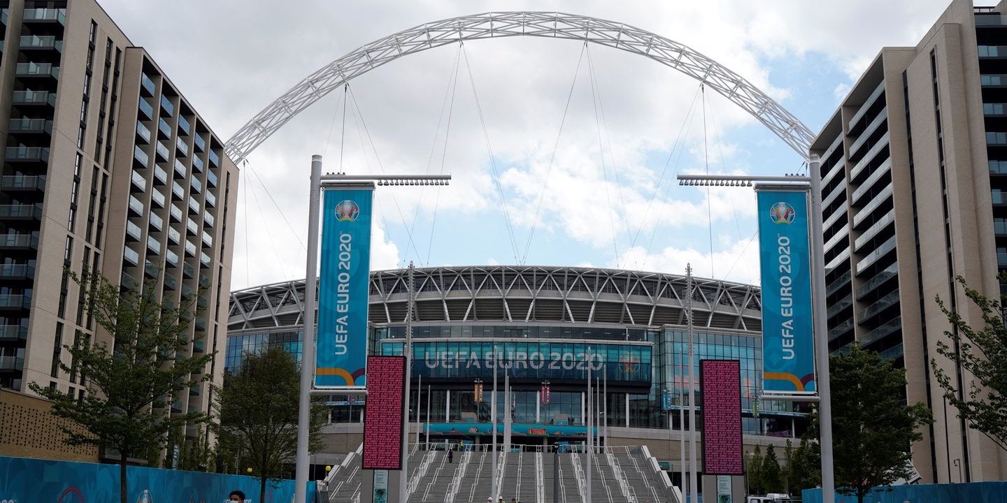Euro2020: Milhares de adeptos desafiam restrições para apoiar Escócia em Londres