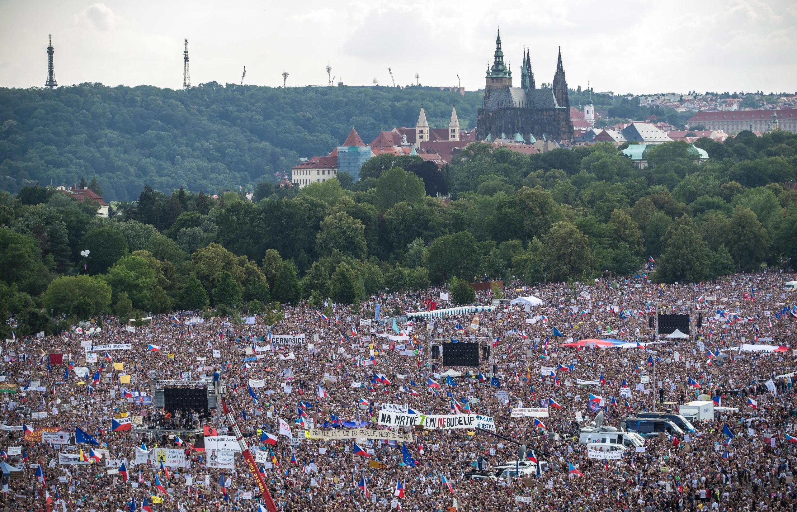 Manifestantes exigem em Praga a demissão do primeiro-ministro checo