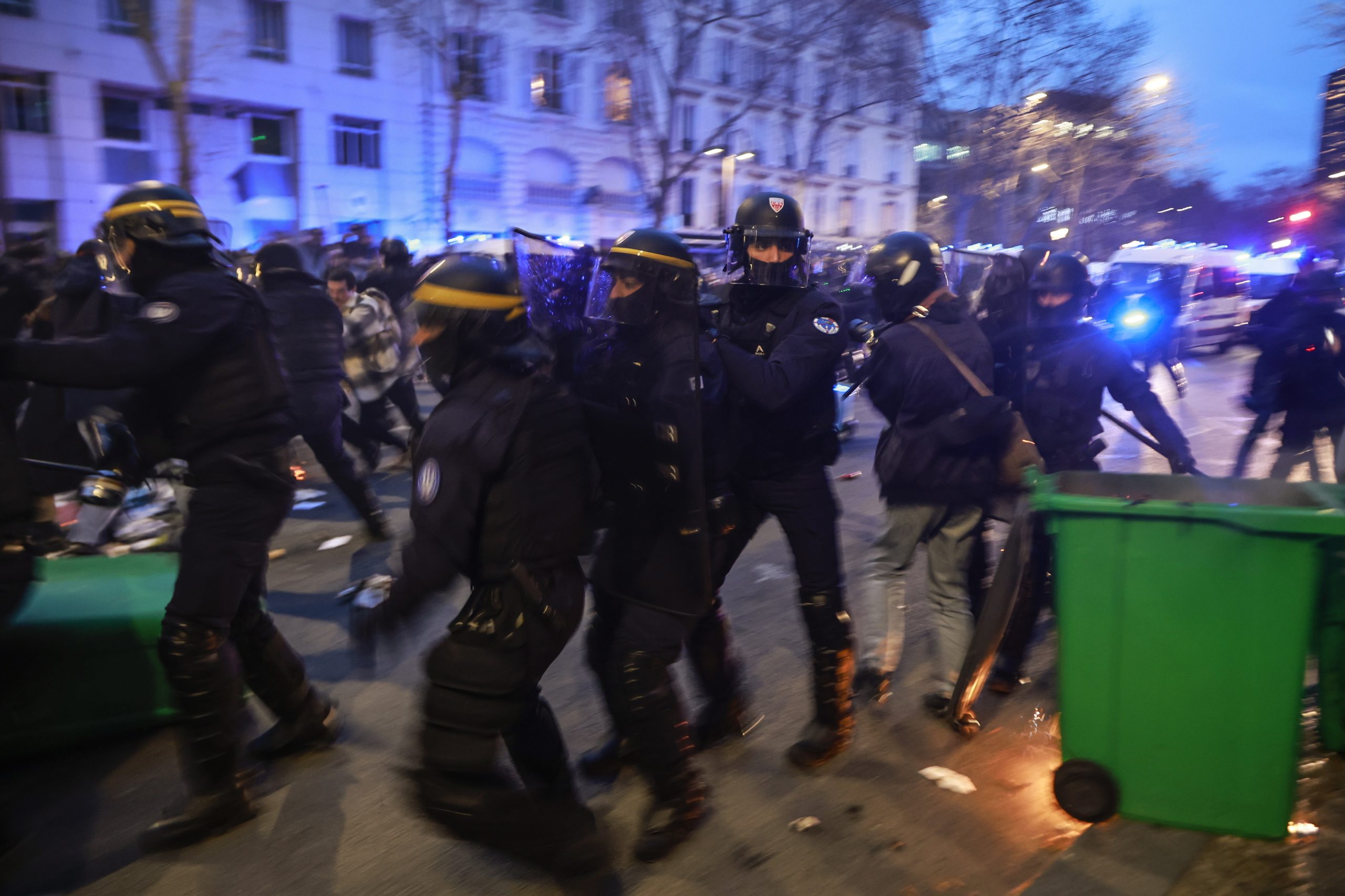 Cerca de 300 detidos nos protestos contra a reforma de pensões em França