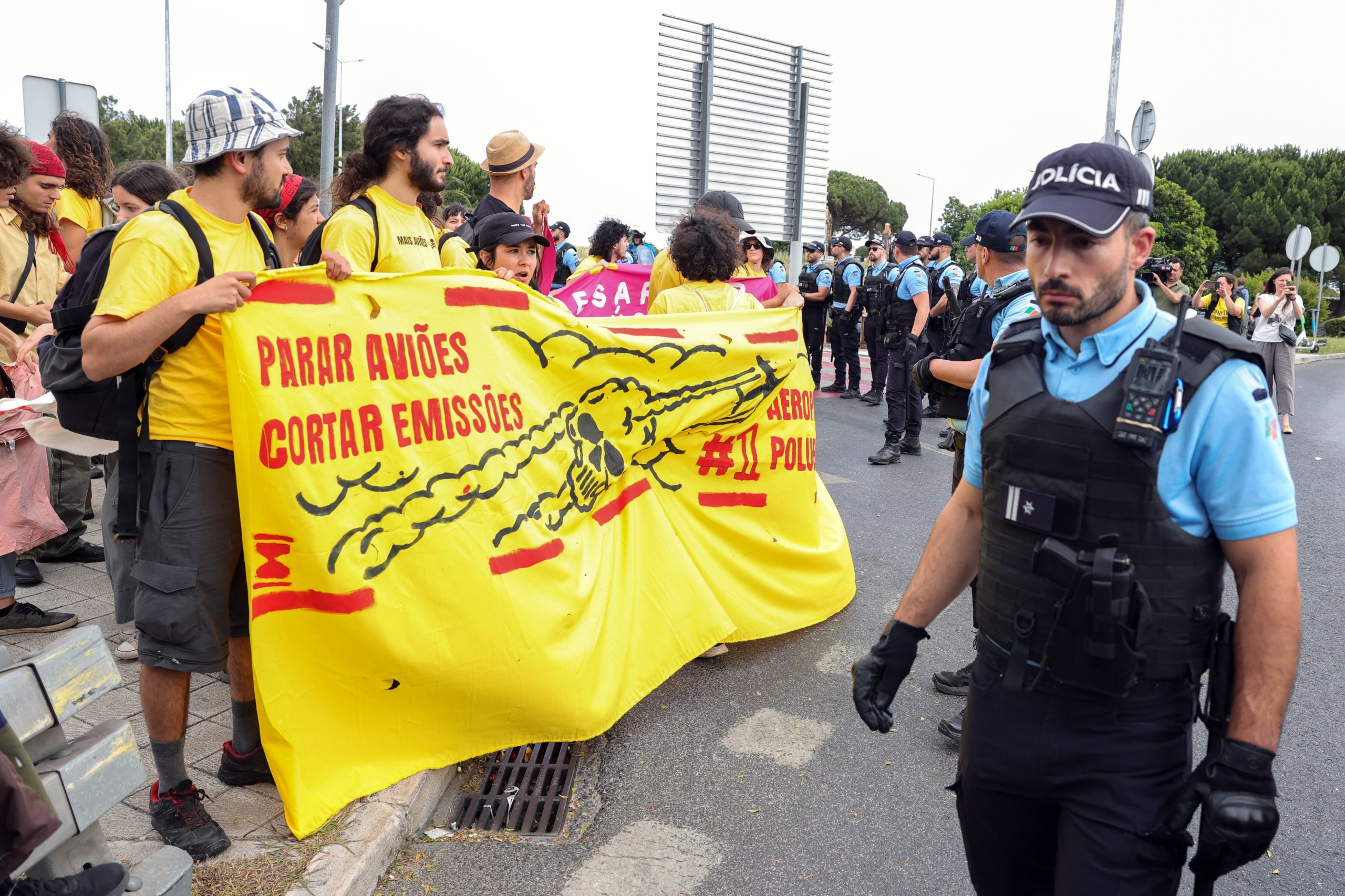 “Vamos parar os aviões”: ativistas climáticos protestam junto ao aeroporto de Lisboa. 4 foram detidos