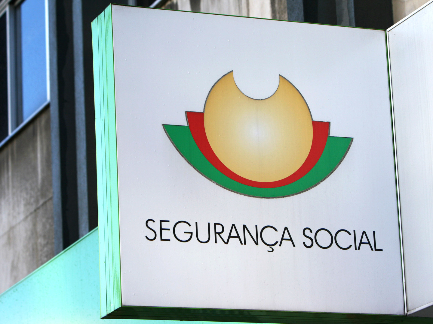 Medidas de apoio a emprego e famílias podem atingir quase 2% do PIB, diz estudo