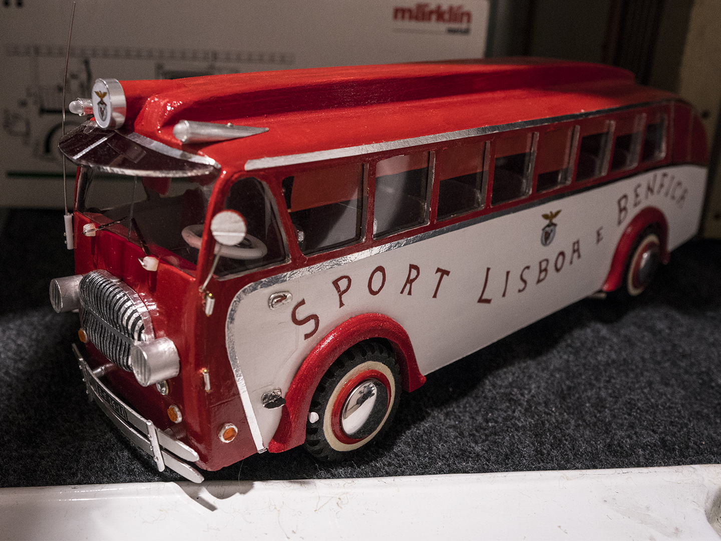 Um autocarro do Benfica feito à mão. Um Ford Escort RS de 1973. E um “Messi” salvo por 130 padrinhos. Tudo se vende neste leilão