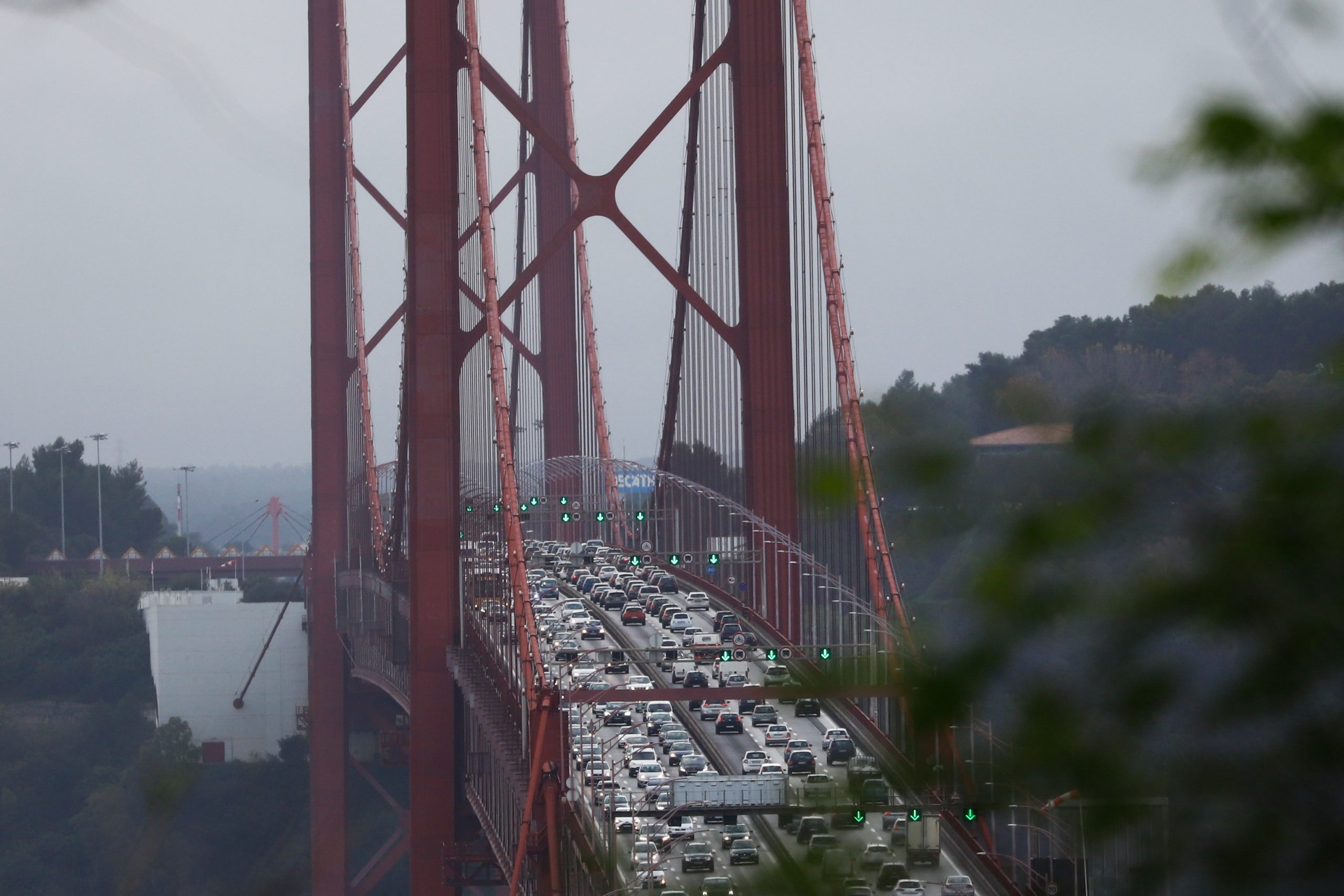 Proibida circulação de motos e veículos com lonas na Ponte 25 de Abril devido ao mau tempo