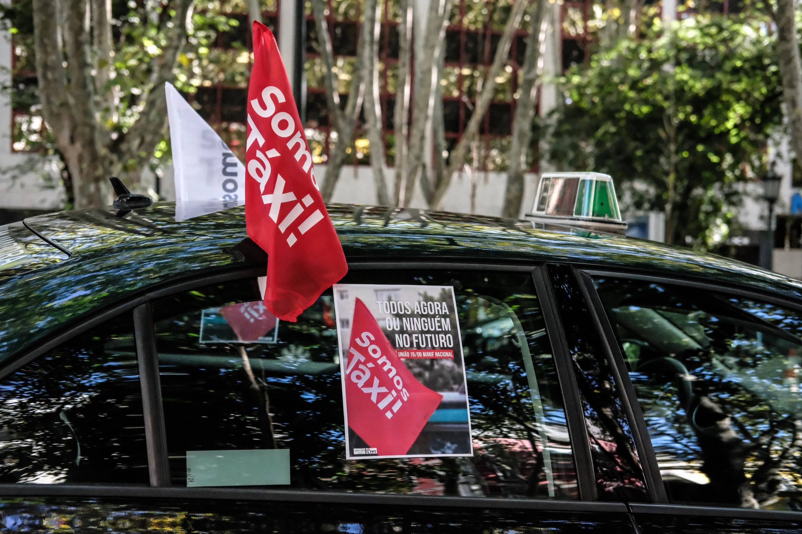 Táxis. Jornalistas atingidos por ovos durante discurso de desmobilização do protesto