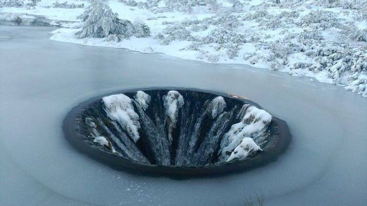 Lembra-se do “buraco” da Serra da Estrela? Está congelado e fica ainda mais mágico