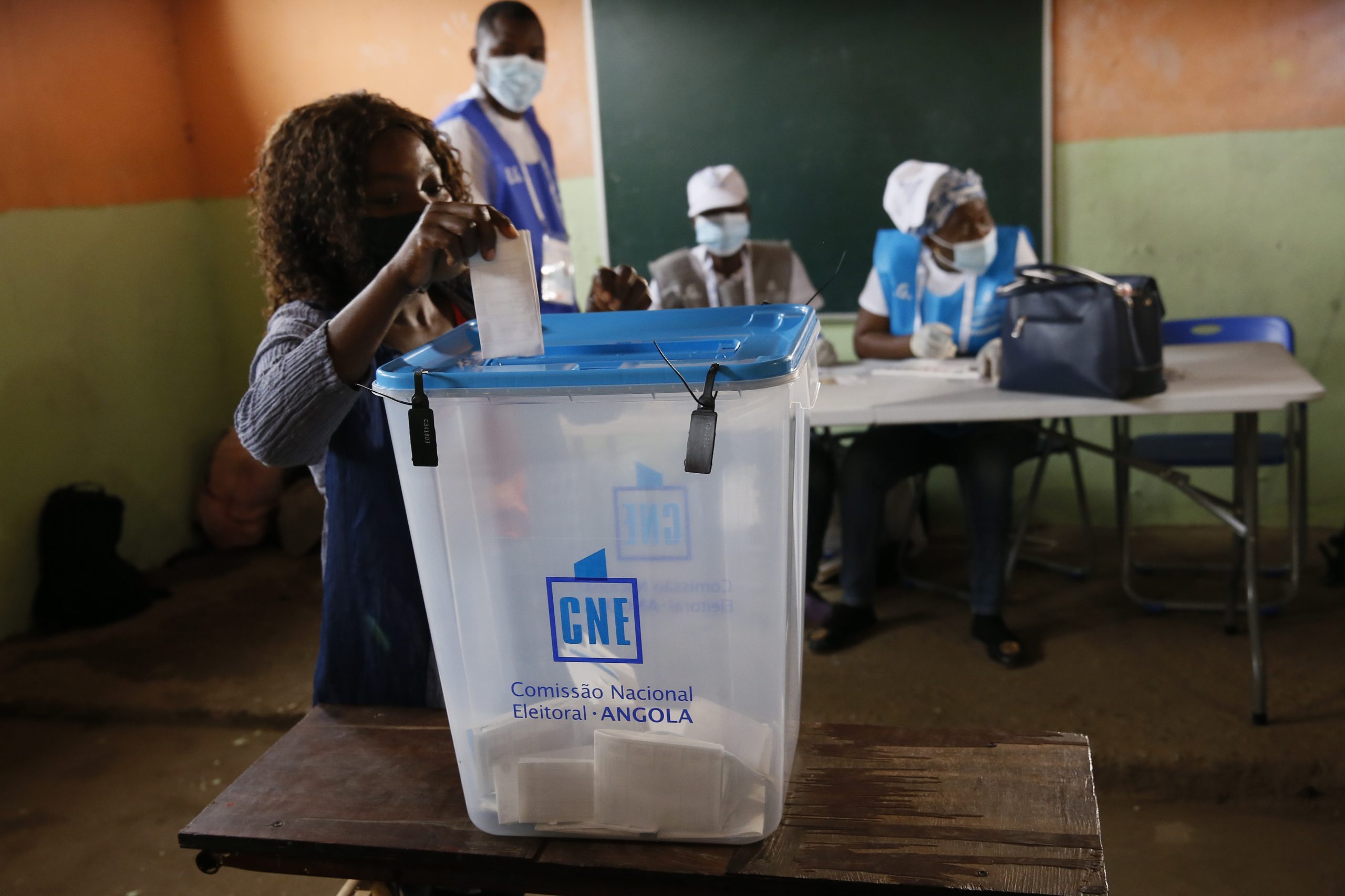 Angola: Observadores portugueses destacam normalidade do ato eleitoral. Urnas já fecharam