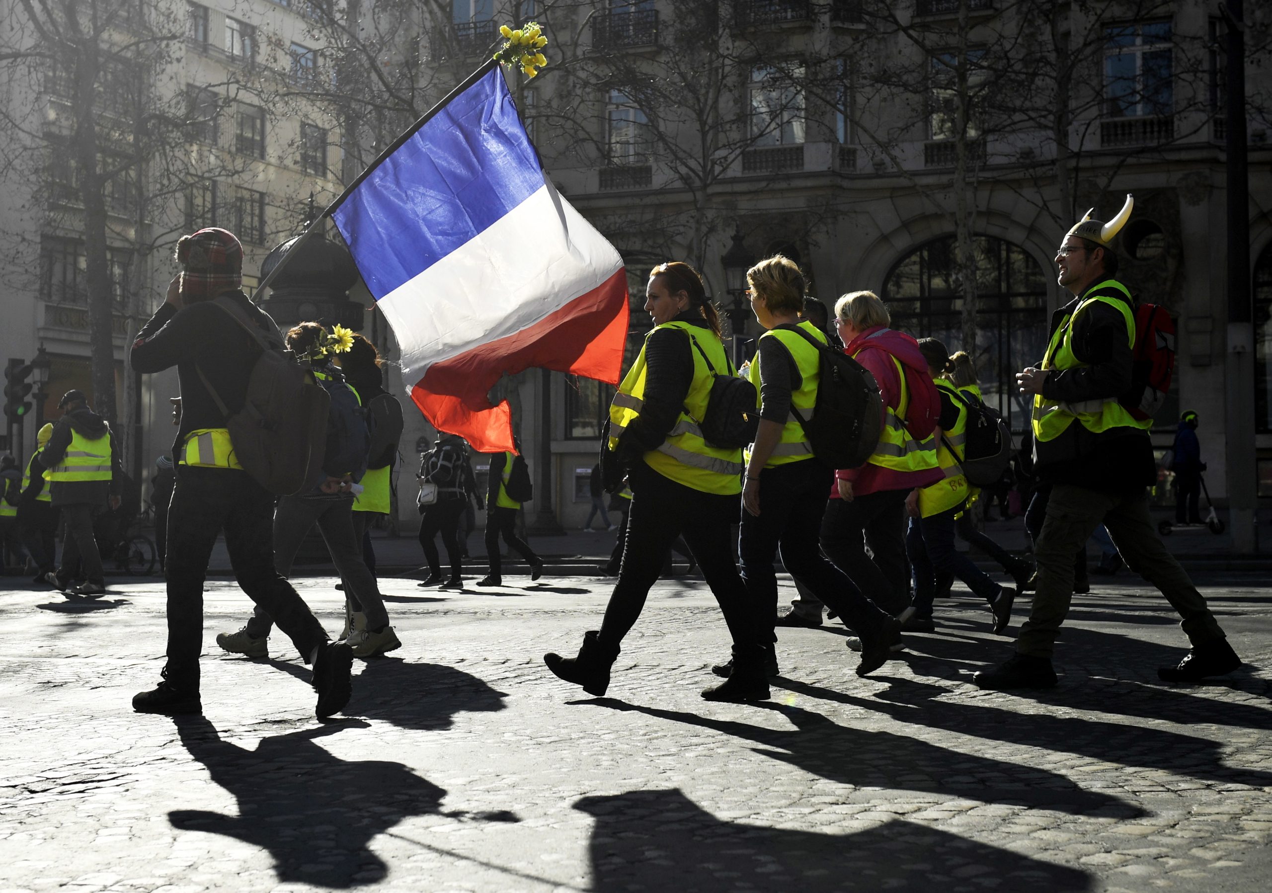 Os “coletes amarelos” voltam às ruas em França em menor número do que nos últimos protestos