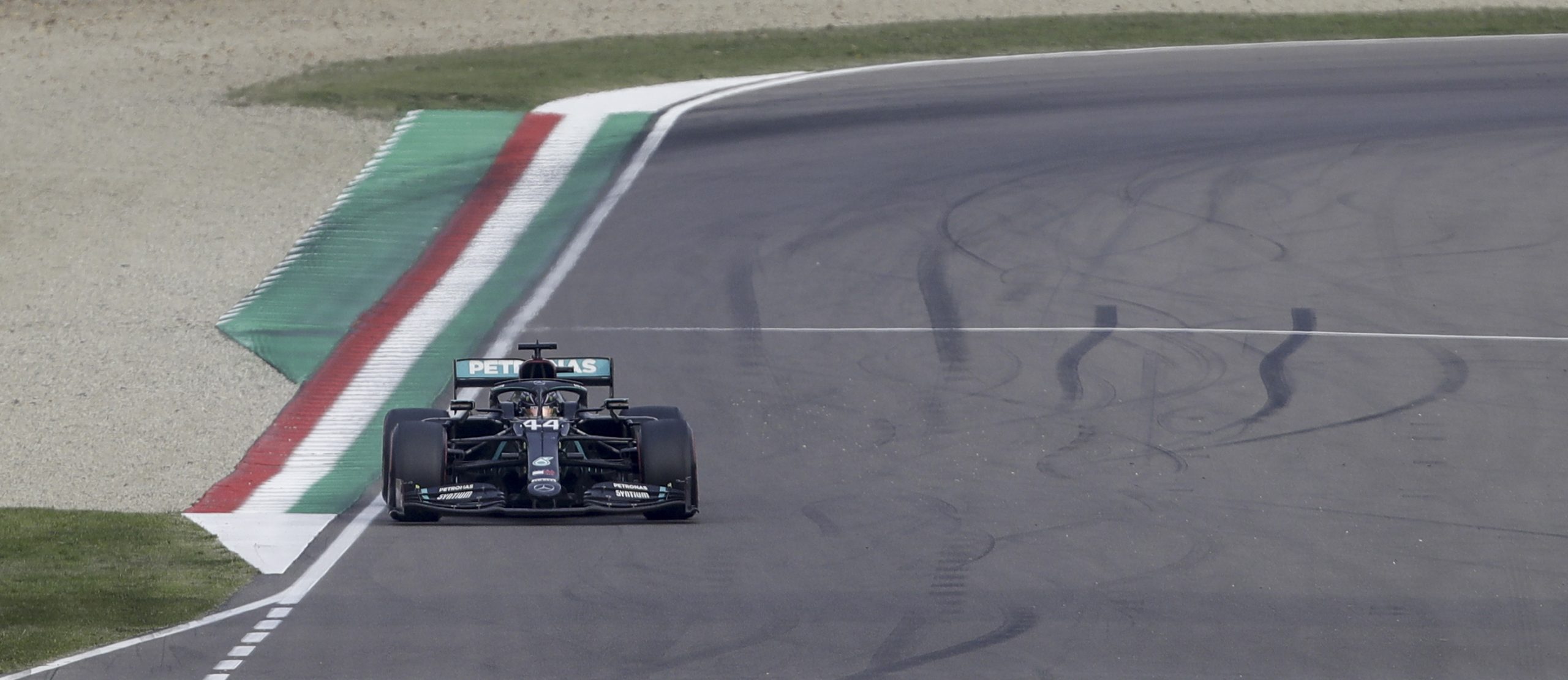 F1. Hamilton vence GP Emilia-Romagna e Mercedes conquista sétimo título de construtores
