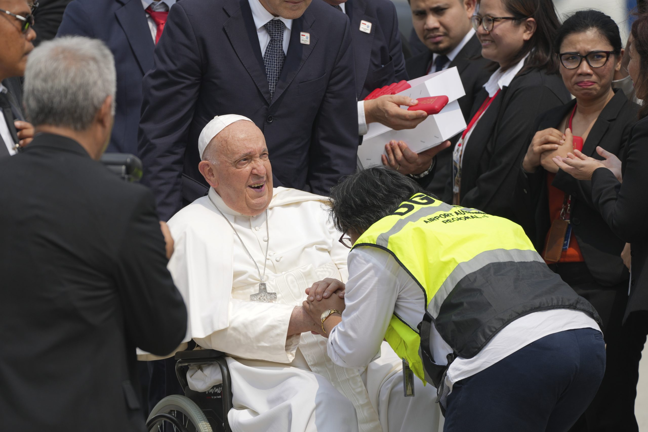 Papa deixa Indonésia rumo à Papua Nova Guiné no seu périplo oriental
