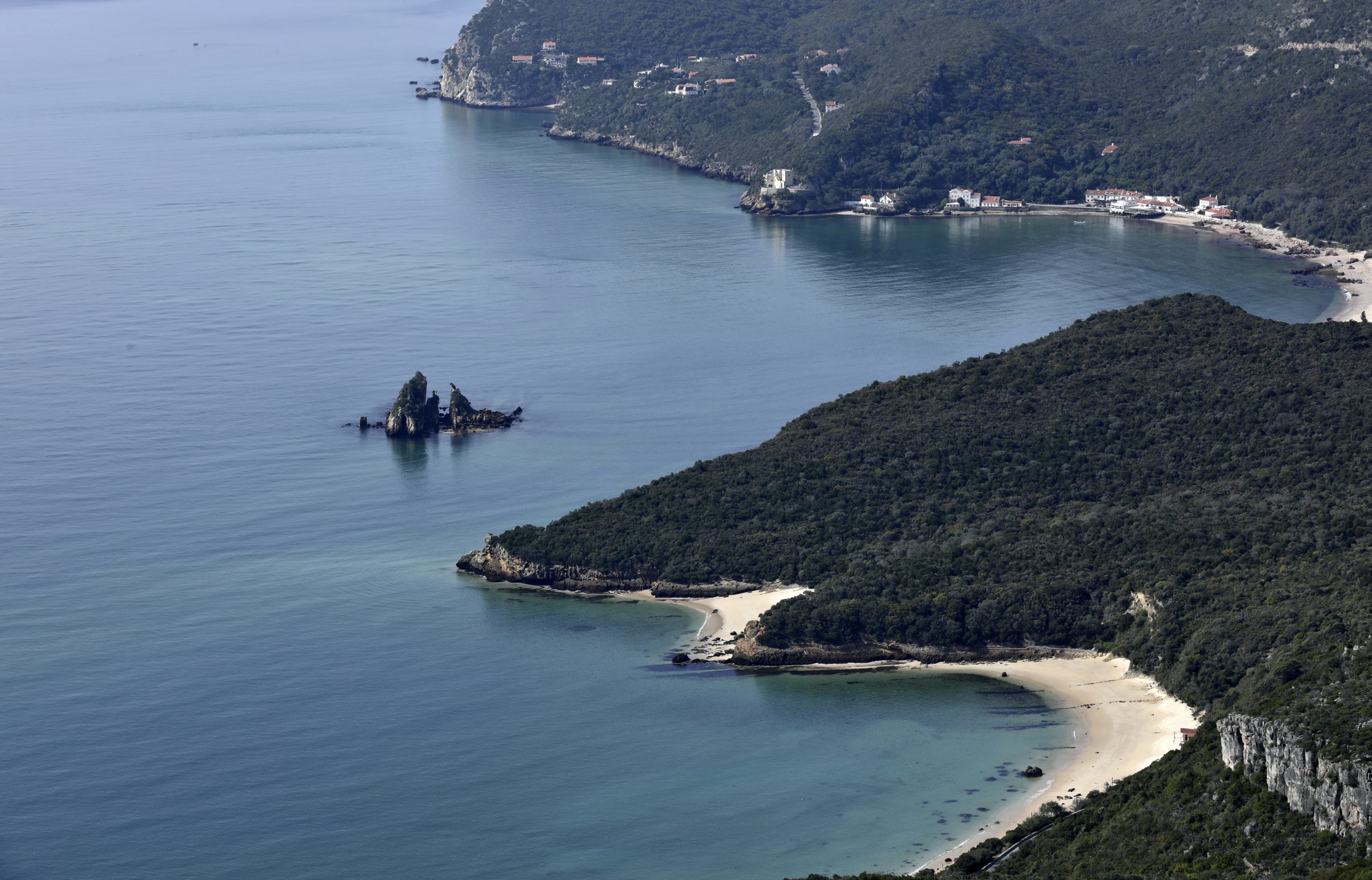 Acesso às praias da Arrábida condicionado a partir de hoje e até setembro