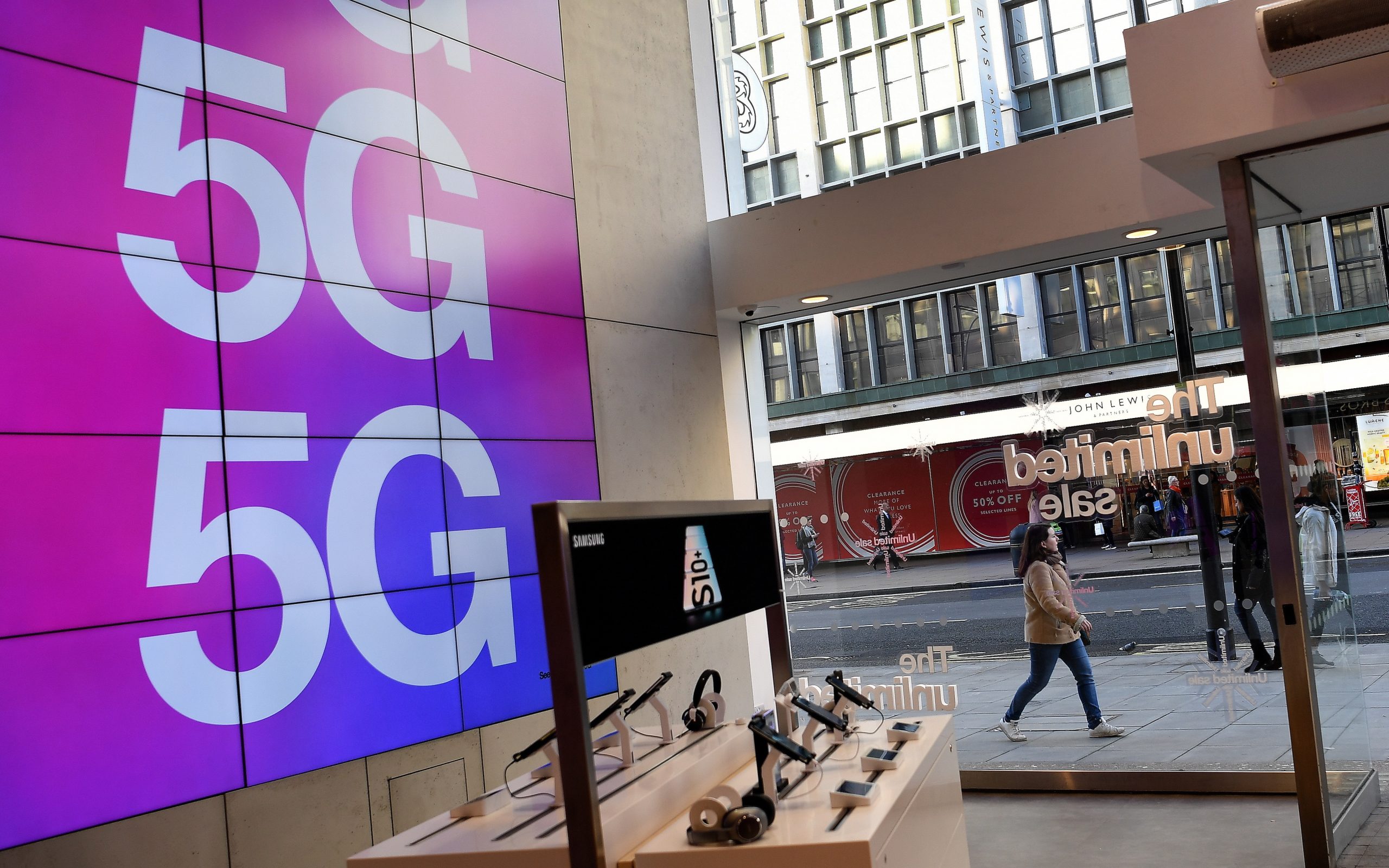 5G: Bruxelas aconselha países da UE a restringir ou excluir “fornecedores de alto risco”
