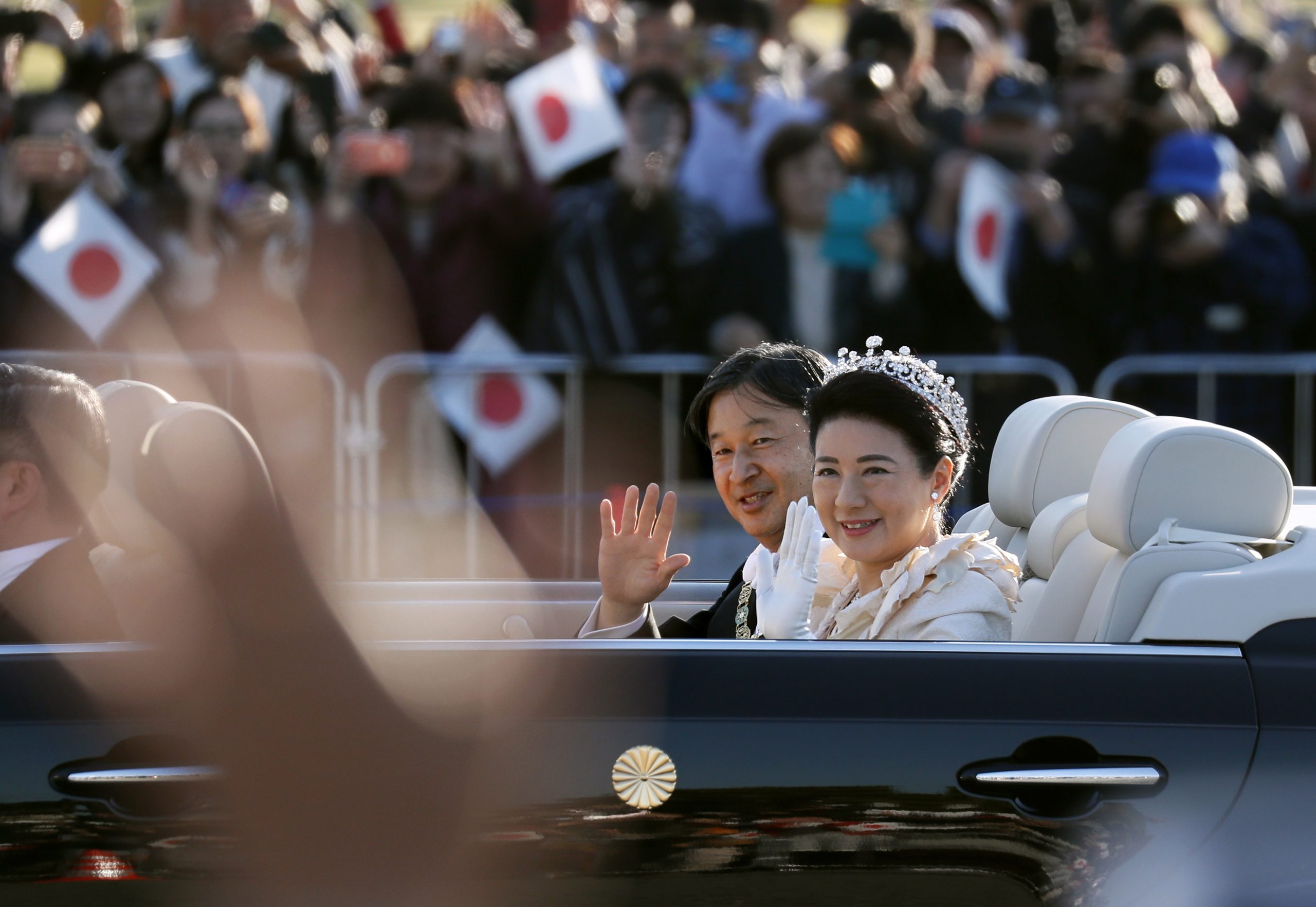 Novo imperador japonês desfila em Tóquio perante dezenas de milhares de pessoas