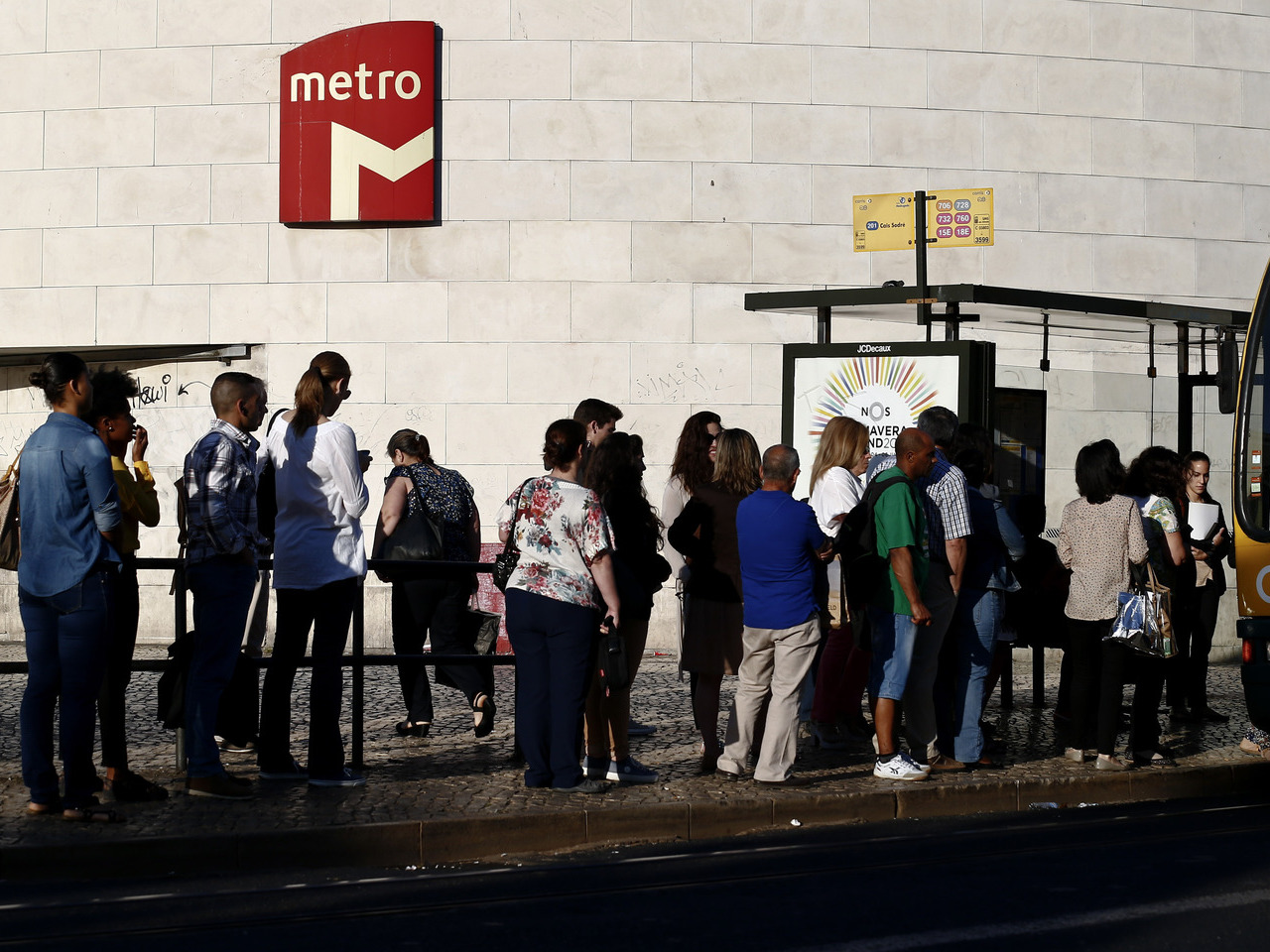 O aumento do tempo de espera no Metro de Lisboa : redução de funcionários, aumento de passageiros e rede alargada