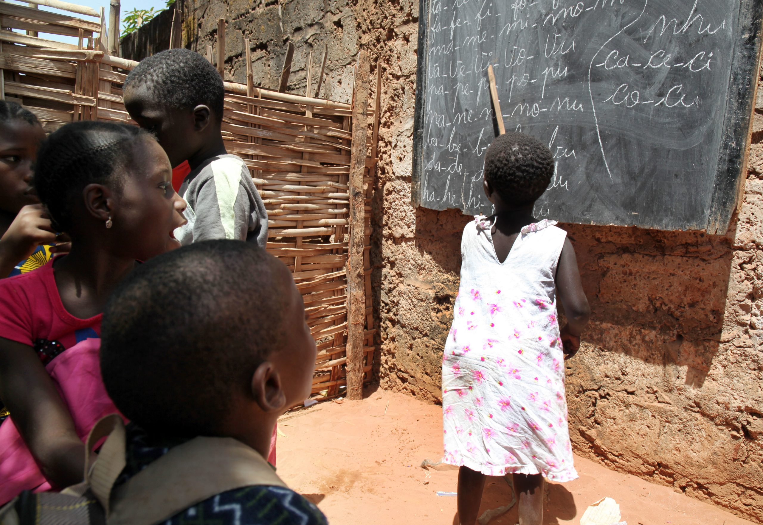 Mais de dois terços das crianças da Guiné-Bissau não concluem ensino primário