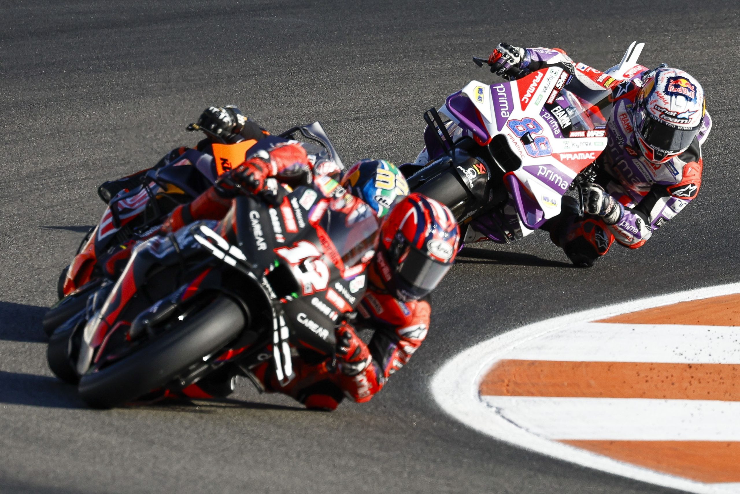 Martín vence corrida sprint em Valência e adia decisão do título de MotoGP