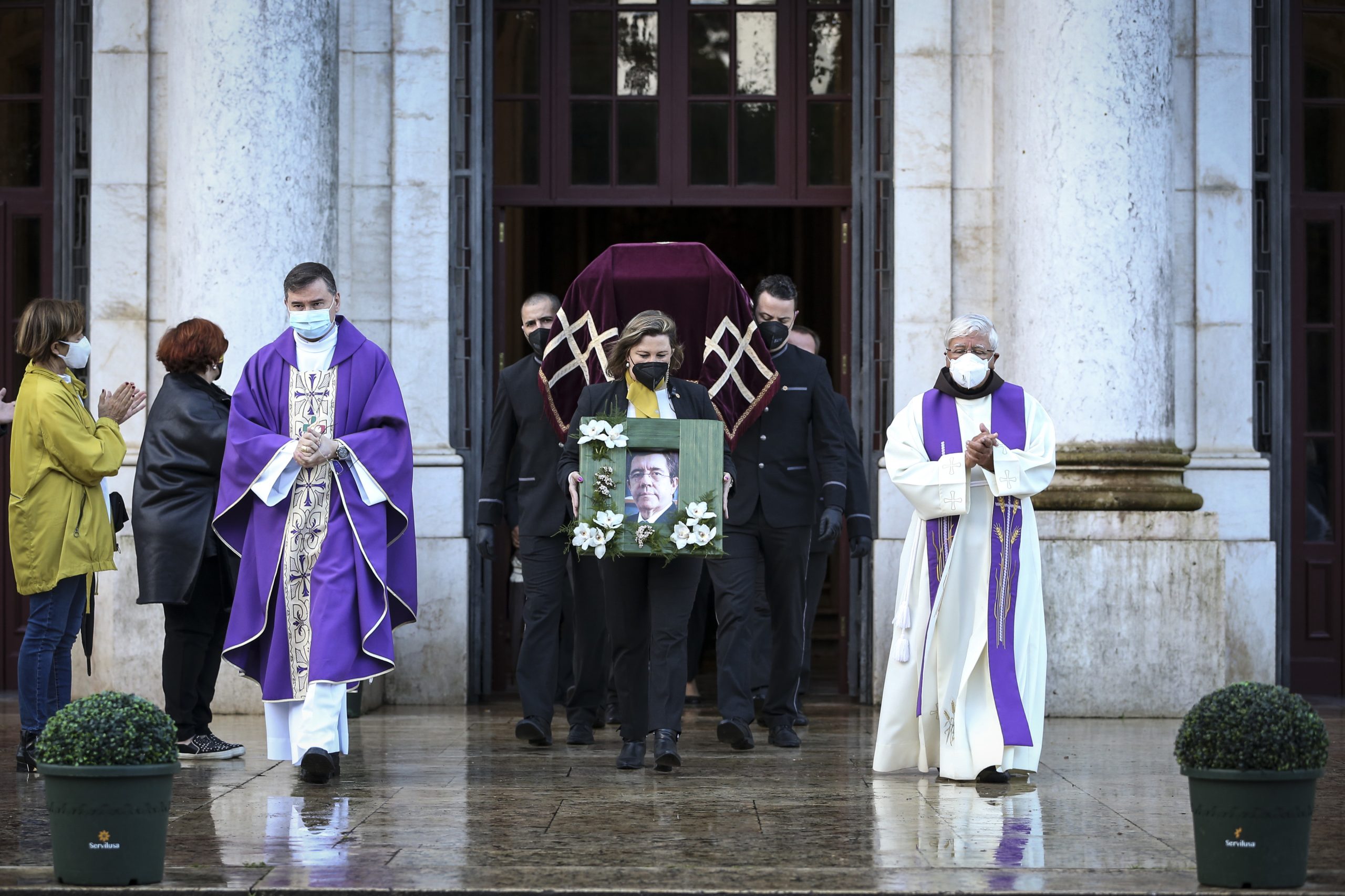 Dezenas de pessoas na Basílica da Estrela no último adeus a Jorge Coelho