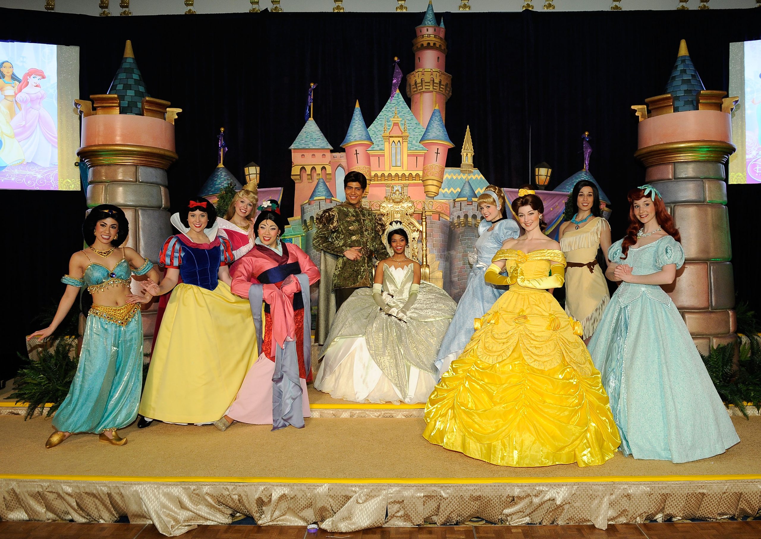 Procura-se uma ama. O único requisito? Ser uma princesa da Disney