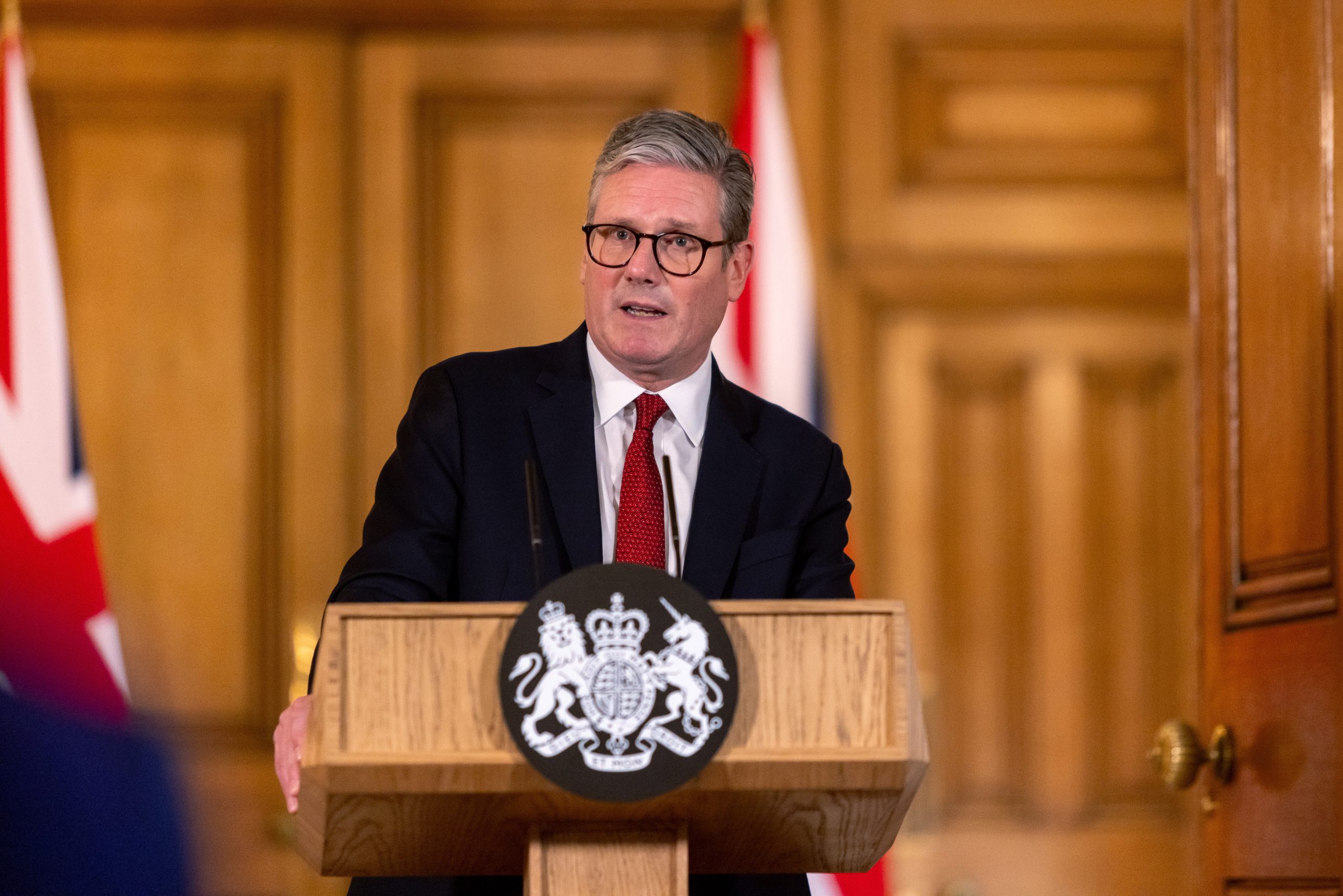 PM britânico diz que “não há desculpa” para violência, face a confrontos em várias cidades