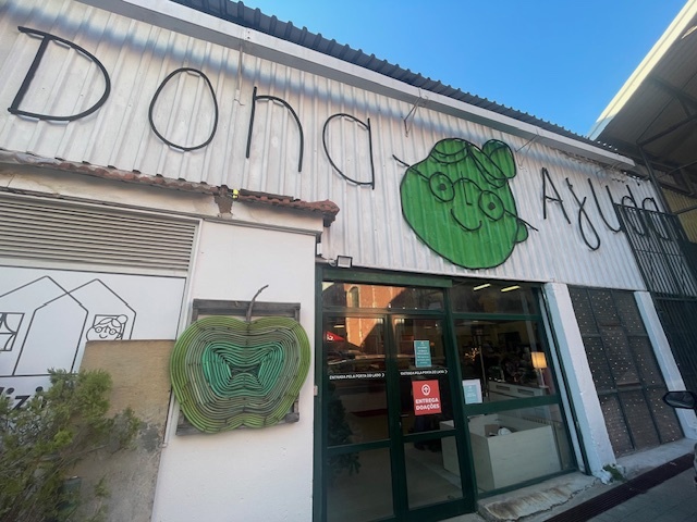 Dona Ajuda. A loja de roupa usada que apoia a vizinhança e quer deixar marca na Cultura e no Ambiente